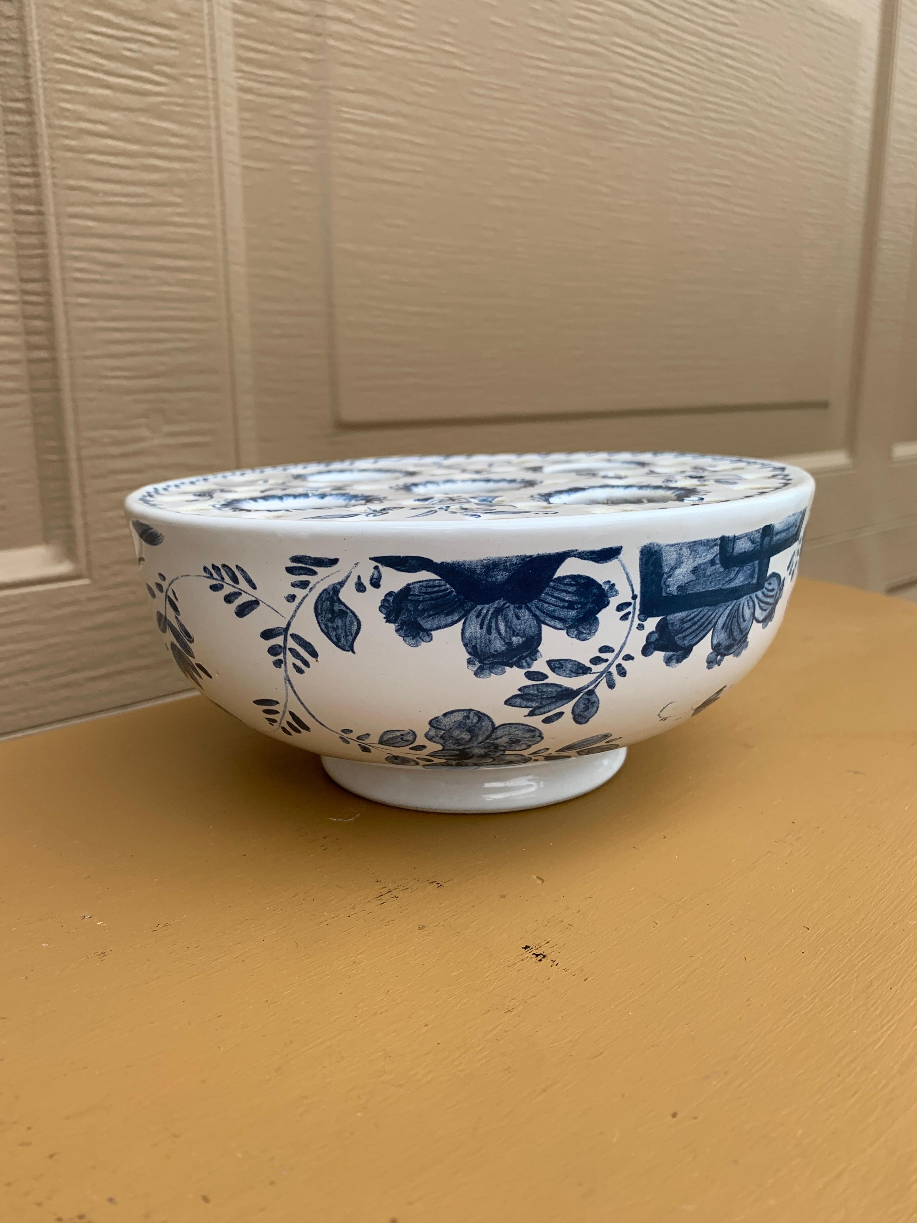 XX secolo Vaso o tulipier d'epoca Mottahedeh Chinoiserie Blue and White Flower Frog in vendita