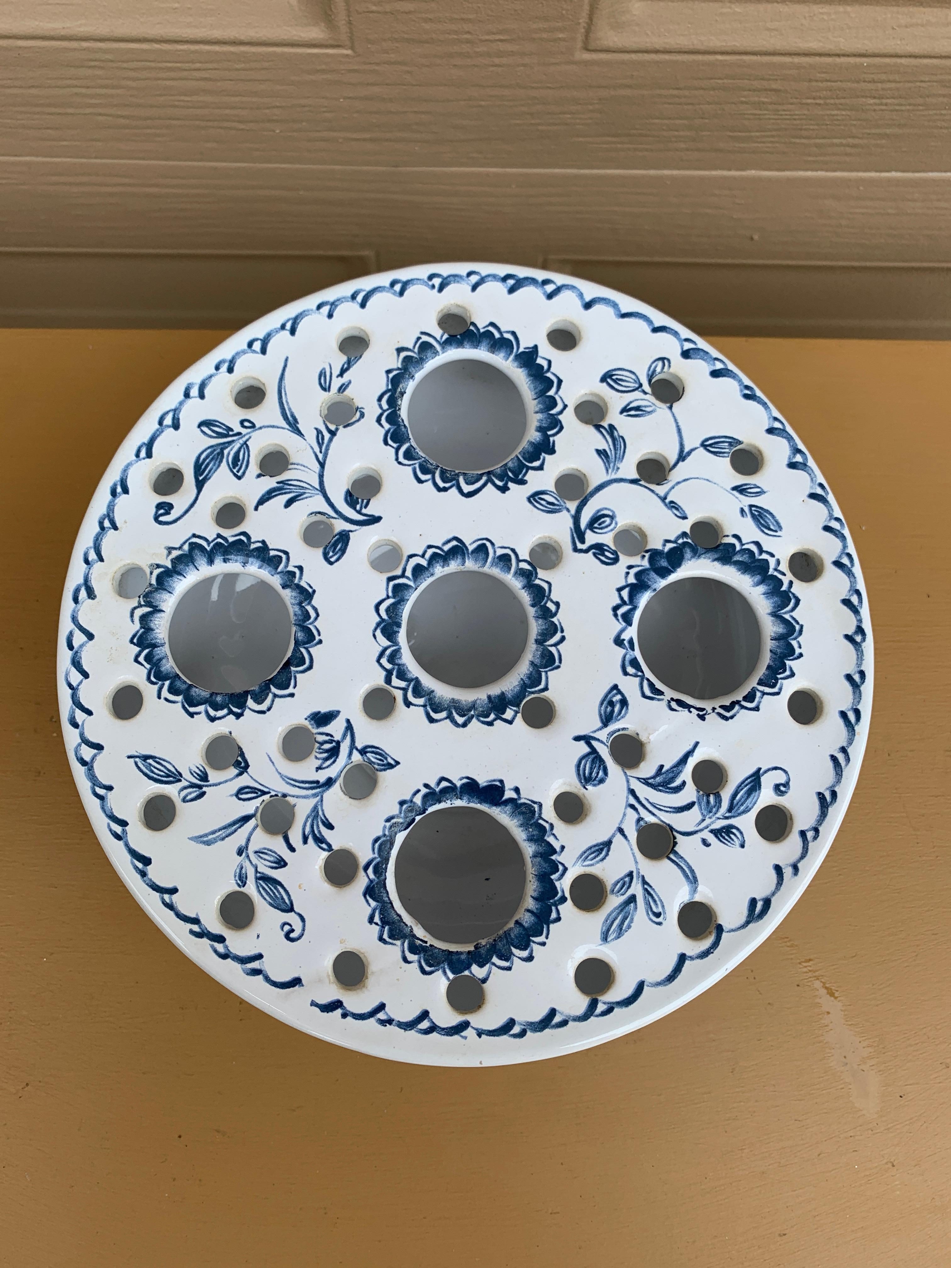 Ceramica Vaso o tulipier d'epoca Mottahedeh Chinoiserie Blue and White Flower Frog in vendita