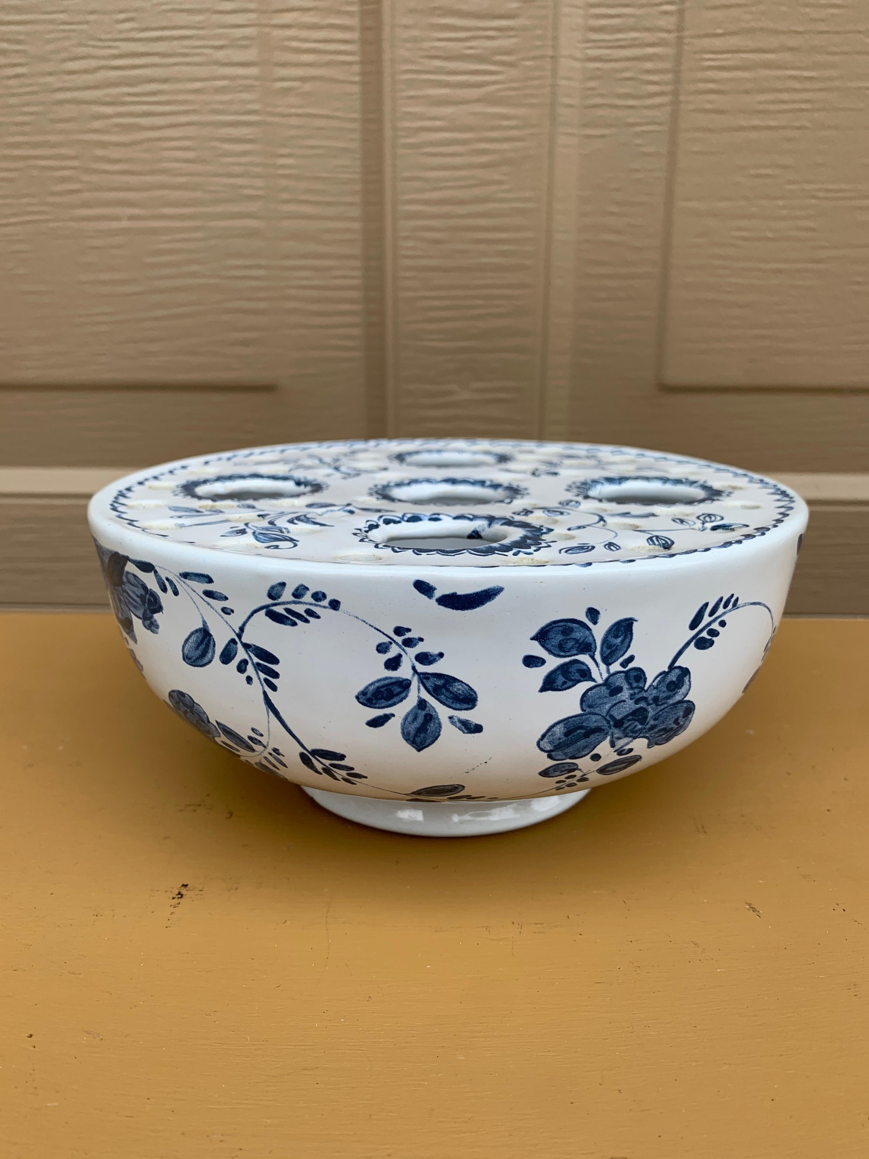 Vaso o tulipier d'epoca Mottahedeh Chinoiserie Blue and White Flower Frog in vendita 1