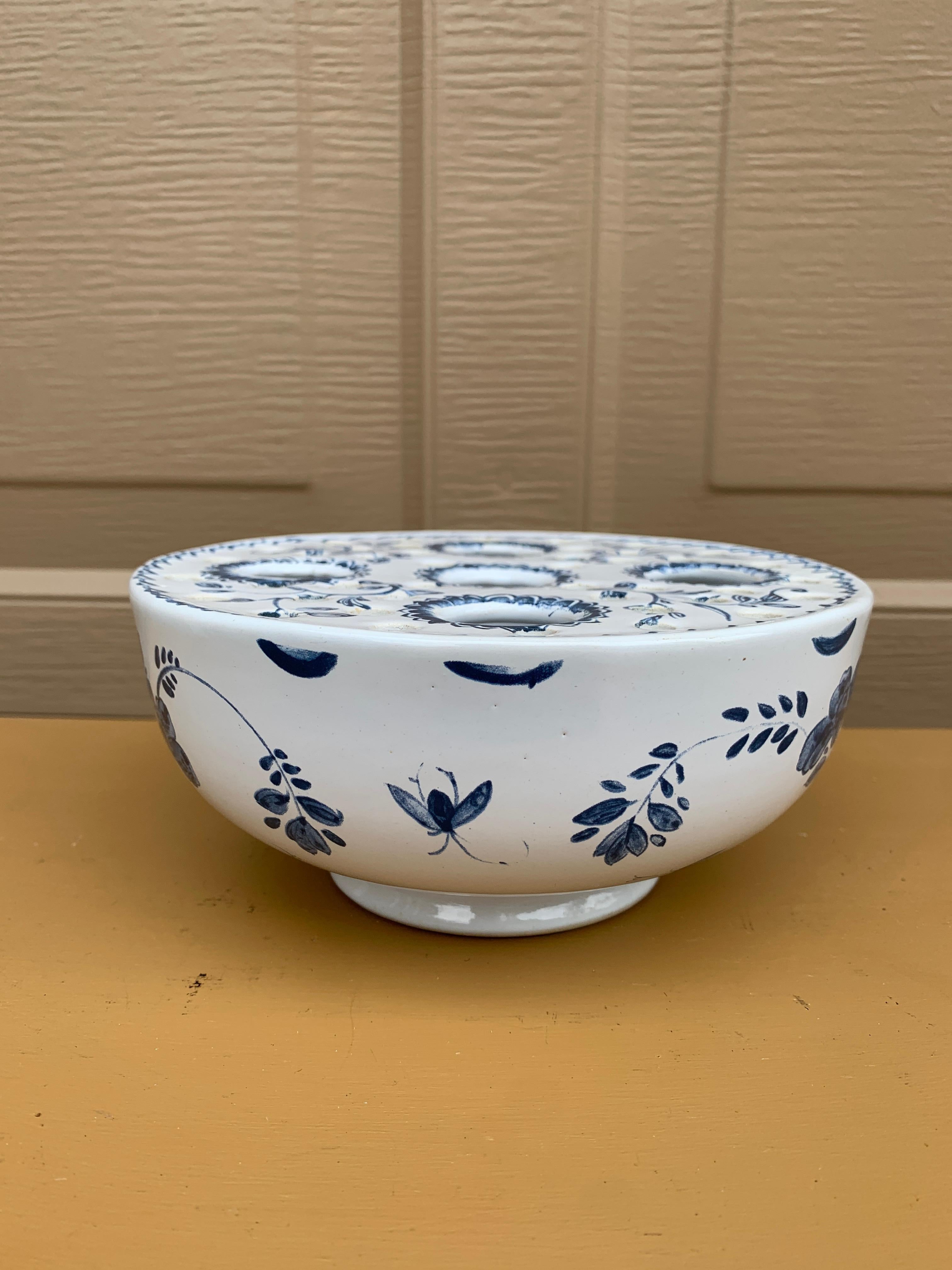 Vaso o tulipier d'epoca Mottahedeh Chinoiserie Blue and White Flower Frog in vendita 2