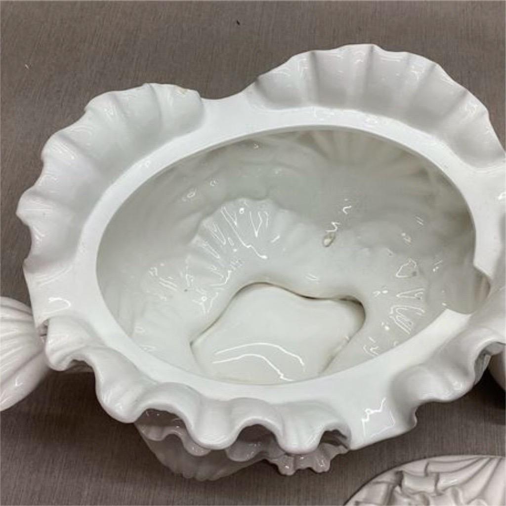 Vintage Mottahedeh Italian White Ceramic Shell Tureen With Under Plate and Ladle In Good Condition In Charleston, SC