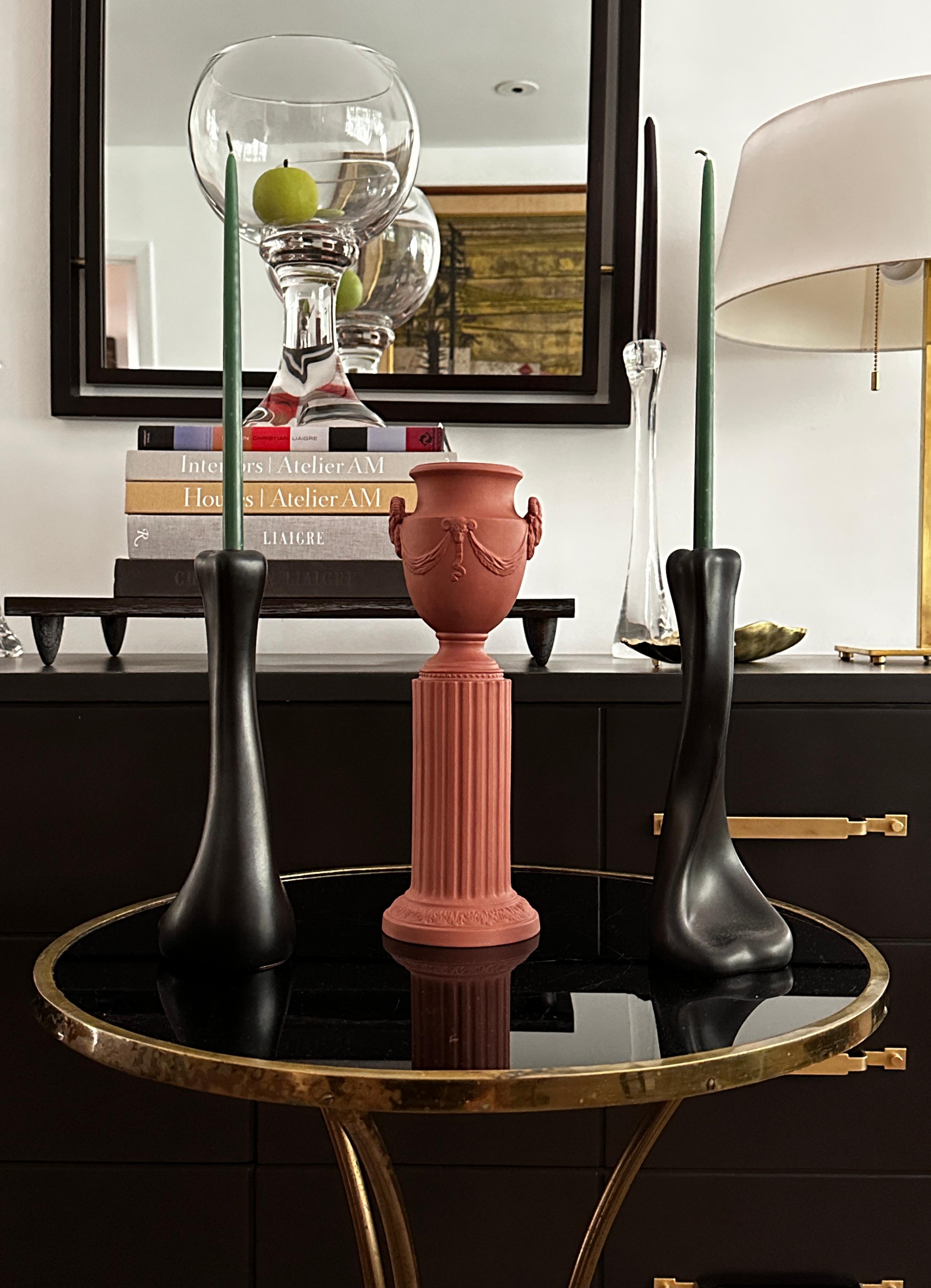 Vintage Mottahedeh Terrakotta-Urne und Sockel (Neoklassisches Revival) im Angebot