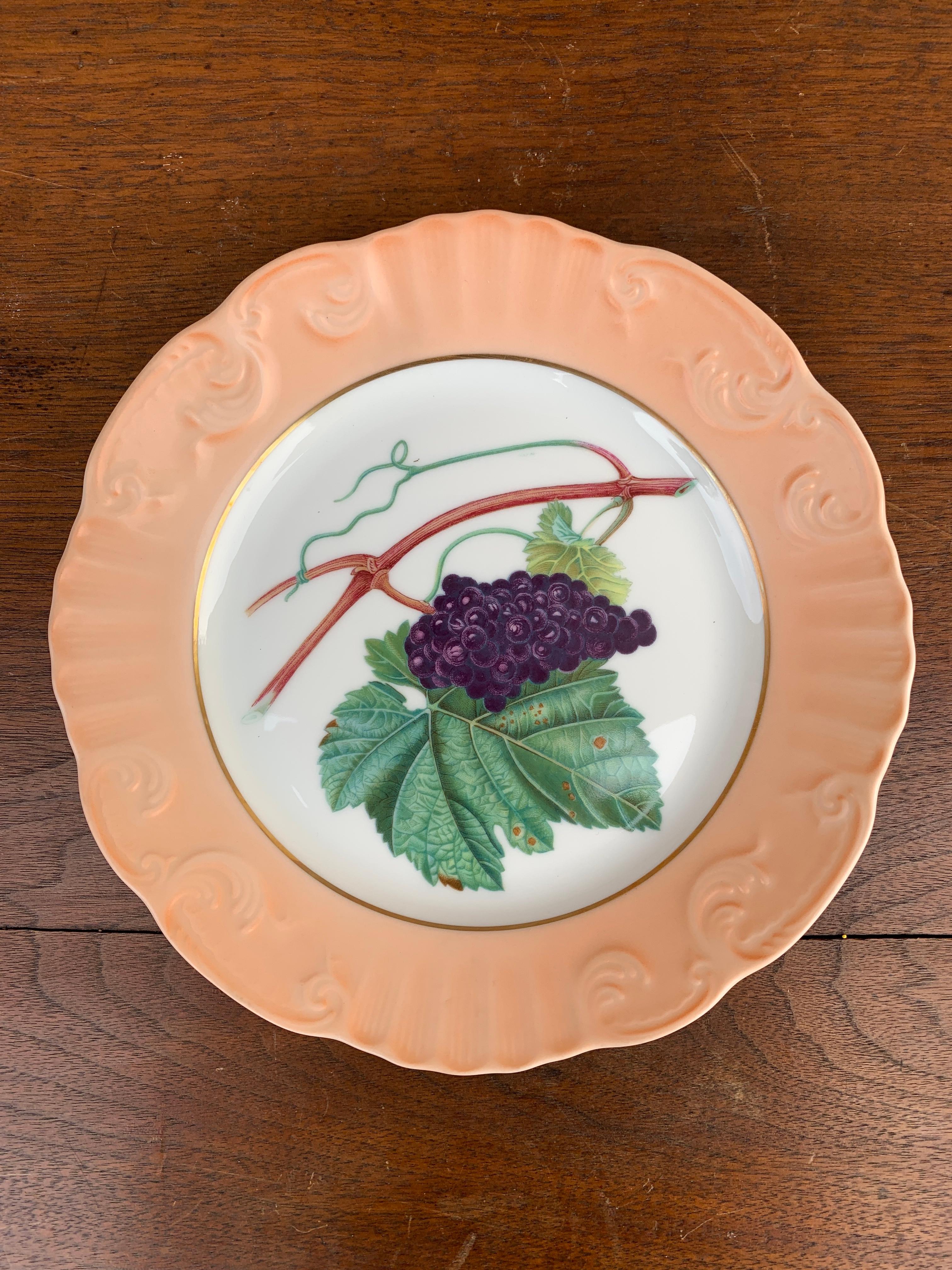 Un precioso juego de seis platos de ensalada, postre o almuerzo con frutas de verano. Están listos para usar en tu mesa o serían una bonita decoración colgados en la pared.

Por Mottahedeh

Portugal, circa 1990s

Medidas: 8