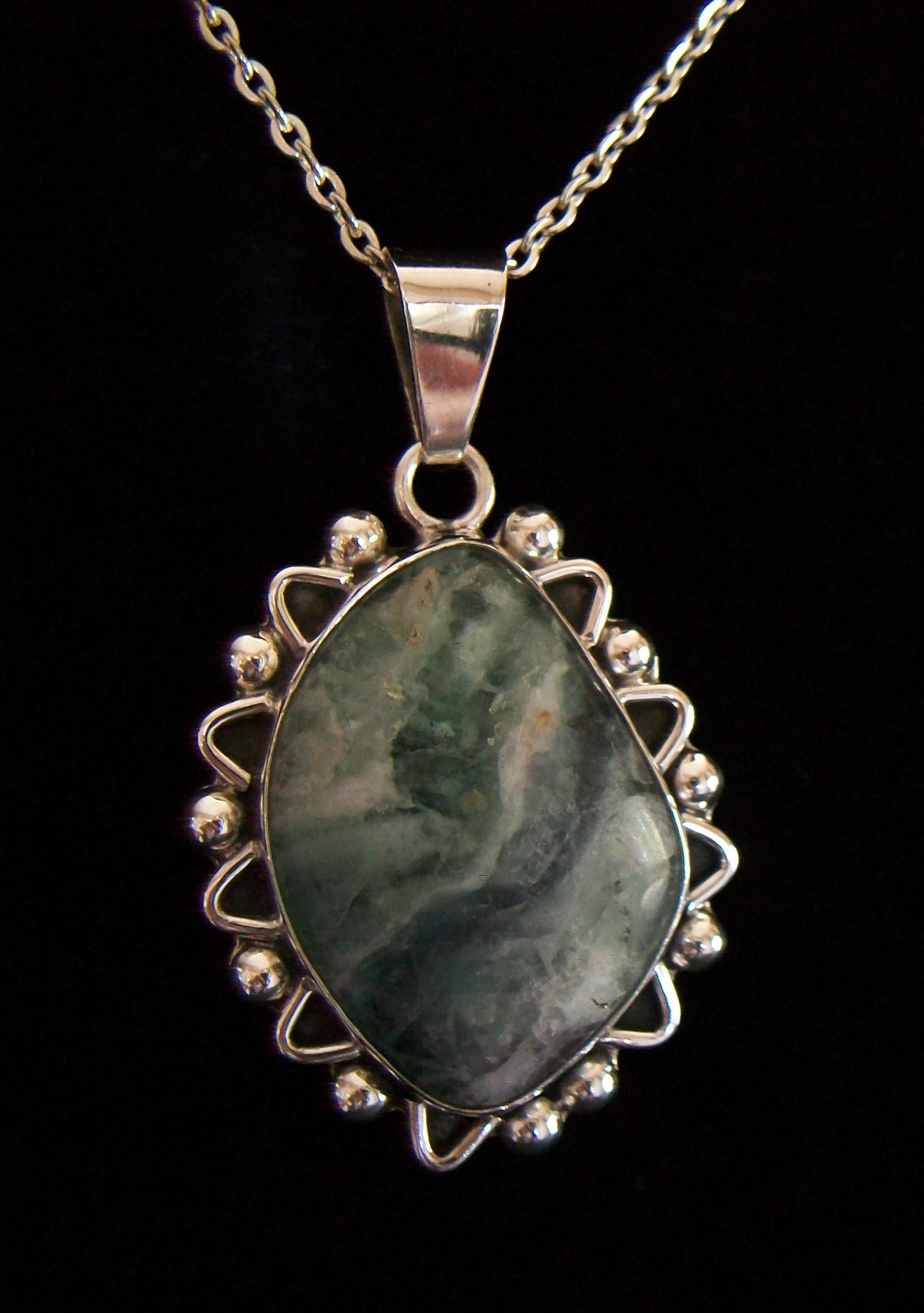 Cabochon Vintage Mottled Green Jadeite & Fine Silver Pendant Necklace, Late 20th Century For Sale