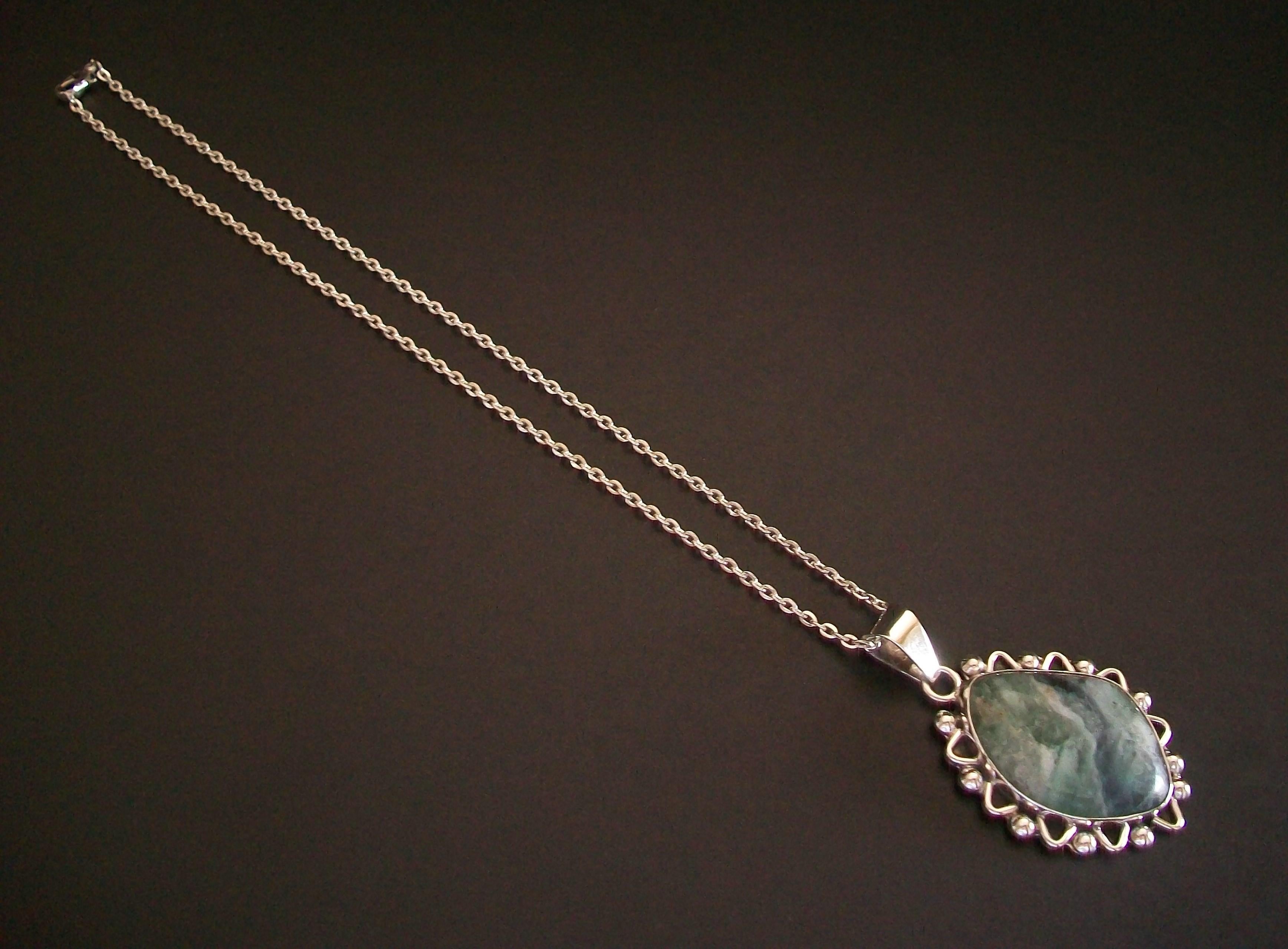 Vintage Mottled Green Jadeite & Fine Silver Pendant Necklace, Late 20th Century For Sale 2