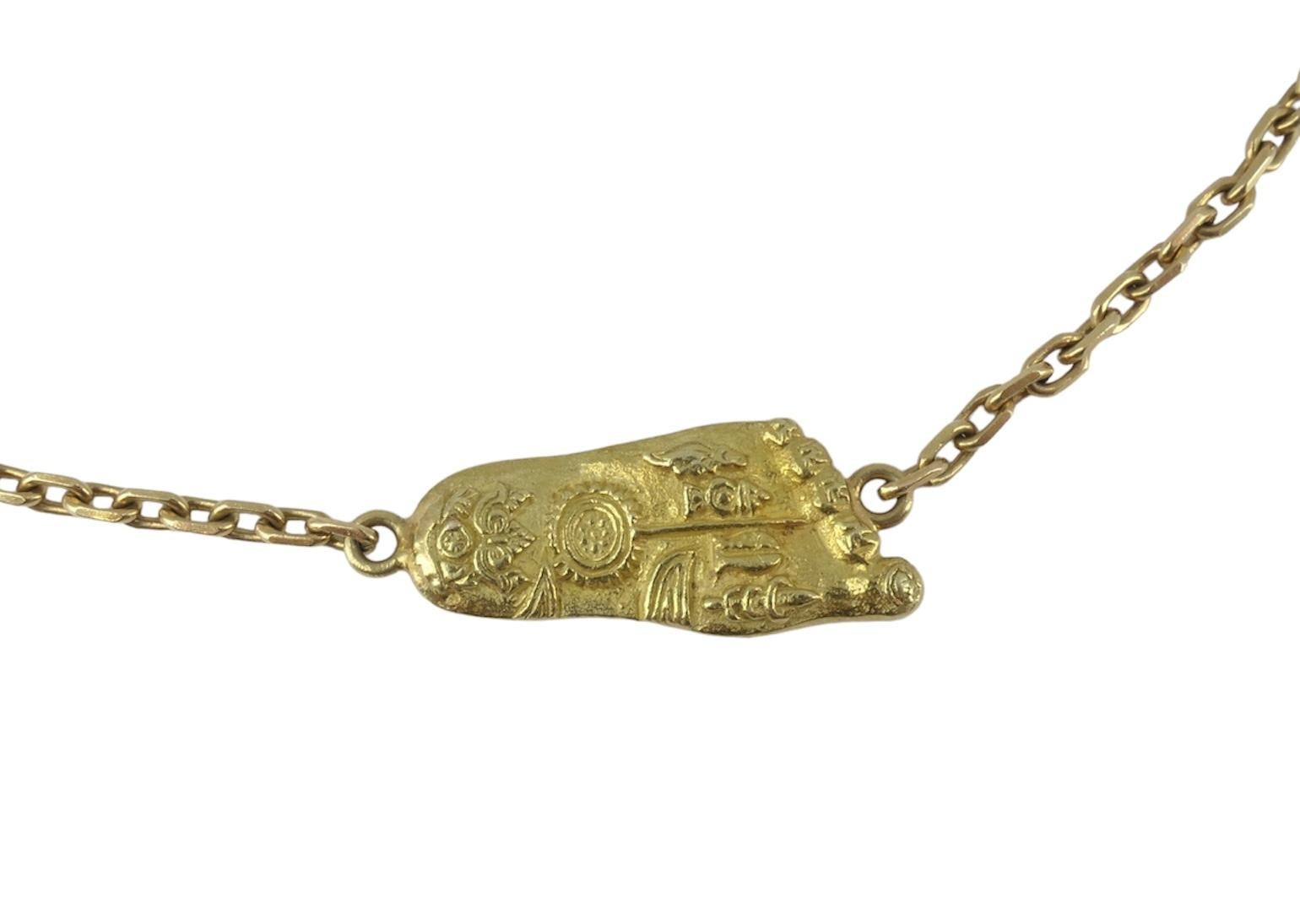 Collana a catena di Lapislazzuli in oro 18k vintage di Mouawad. Questa bellissima collana degli anni '80 presenta 8 piedi dettagliati e 8 perline di lapislazzuli. Con un peso di 58,3 grammi e una lunghezza di 34 pollici, i dettagli in rilievo sui