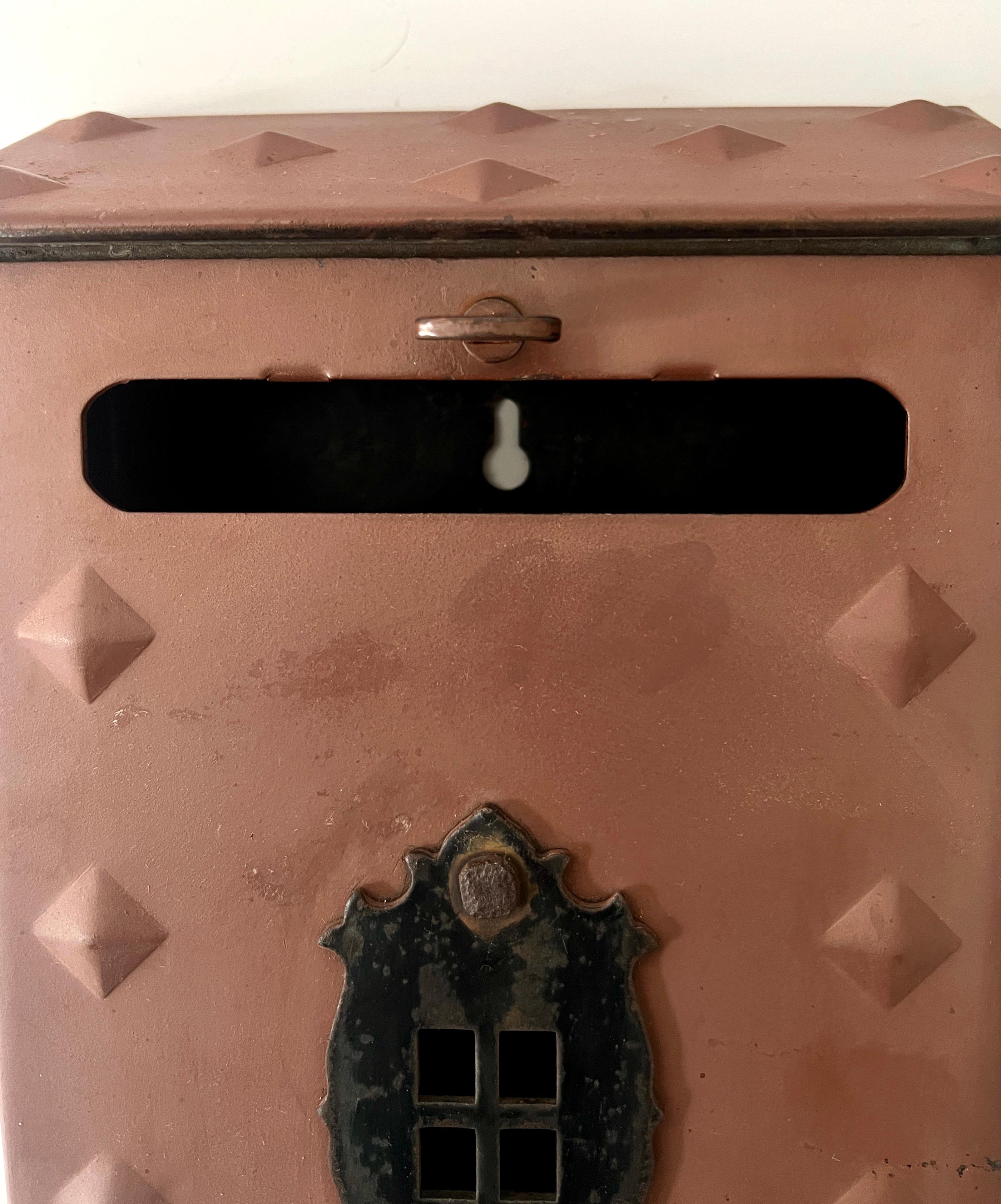 Vintage Mounted Mailbox with Turnkey to Open and Removable Large Paper holder For Sale 1