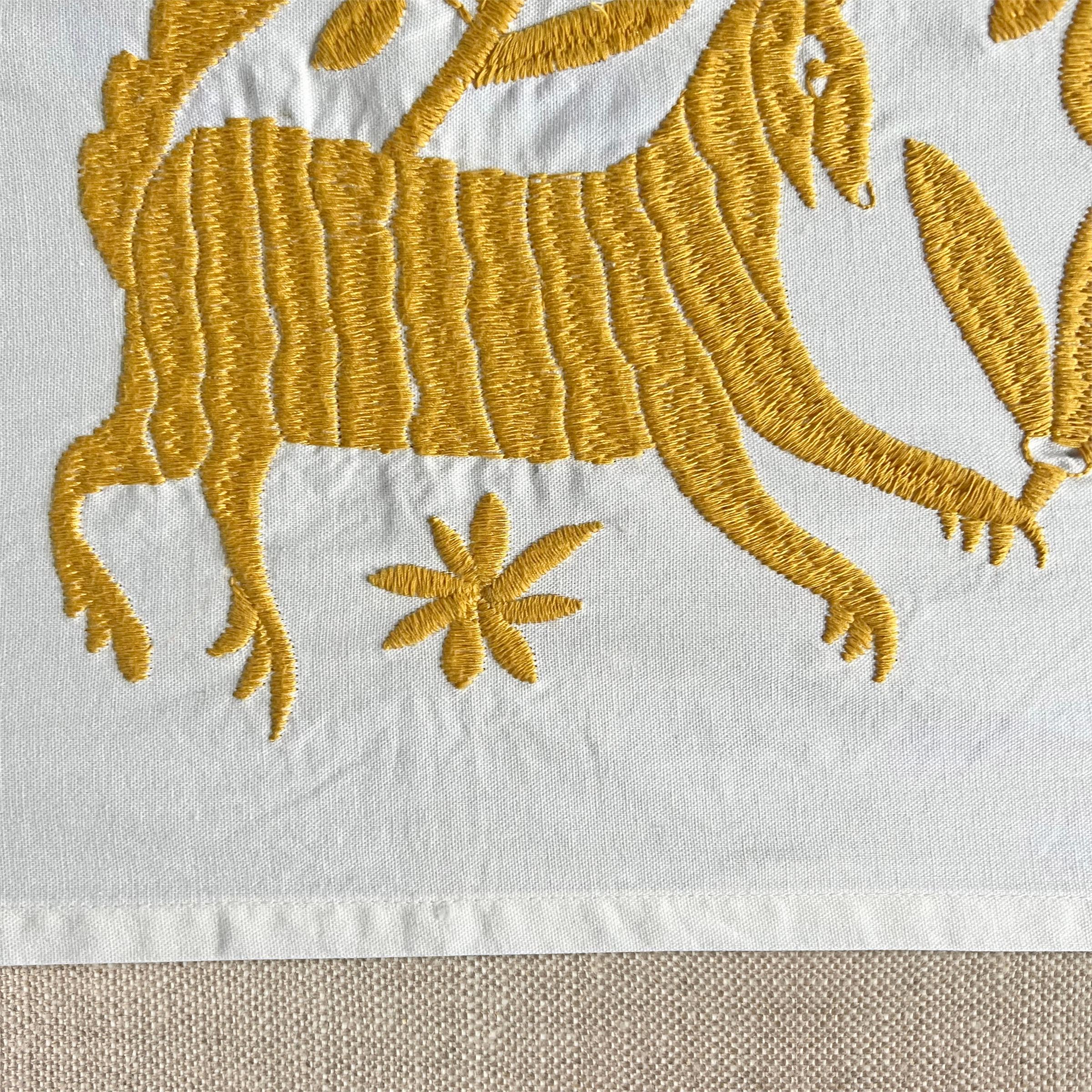 Besticktes mexikanisches Otomi-Textil, montiert (20. Jahrhundert) im Angebot
