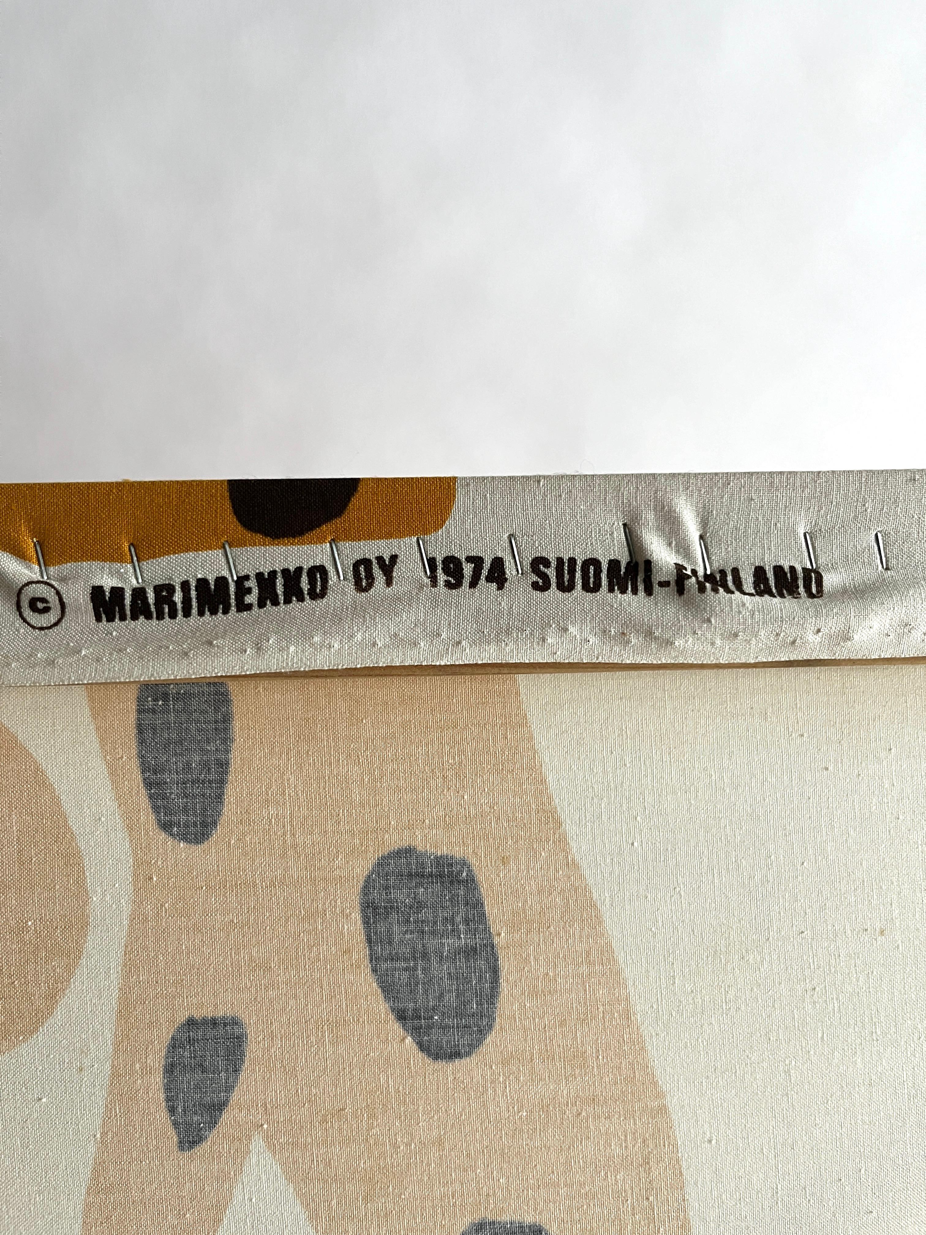 Vintage montierte „Sademetsa“ Marimekko-Textil, Katsuji Wakisaka 1974, Eichel (Ende des 20. Jahrhunderts) im Angebot