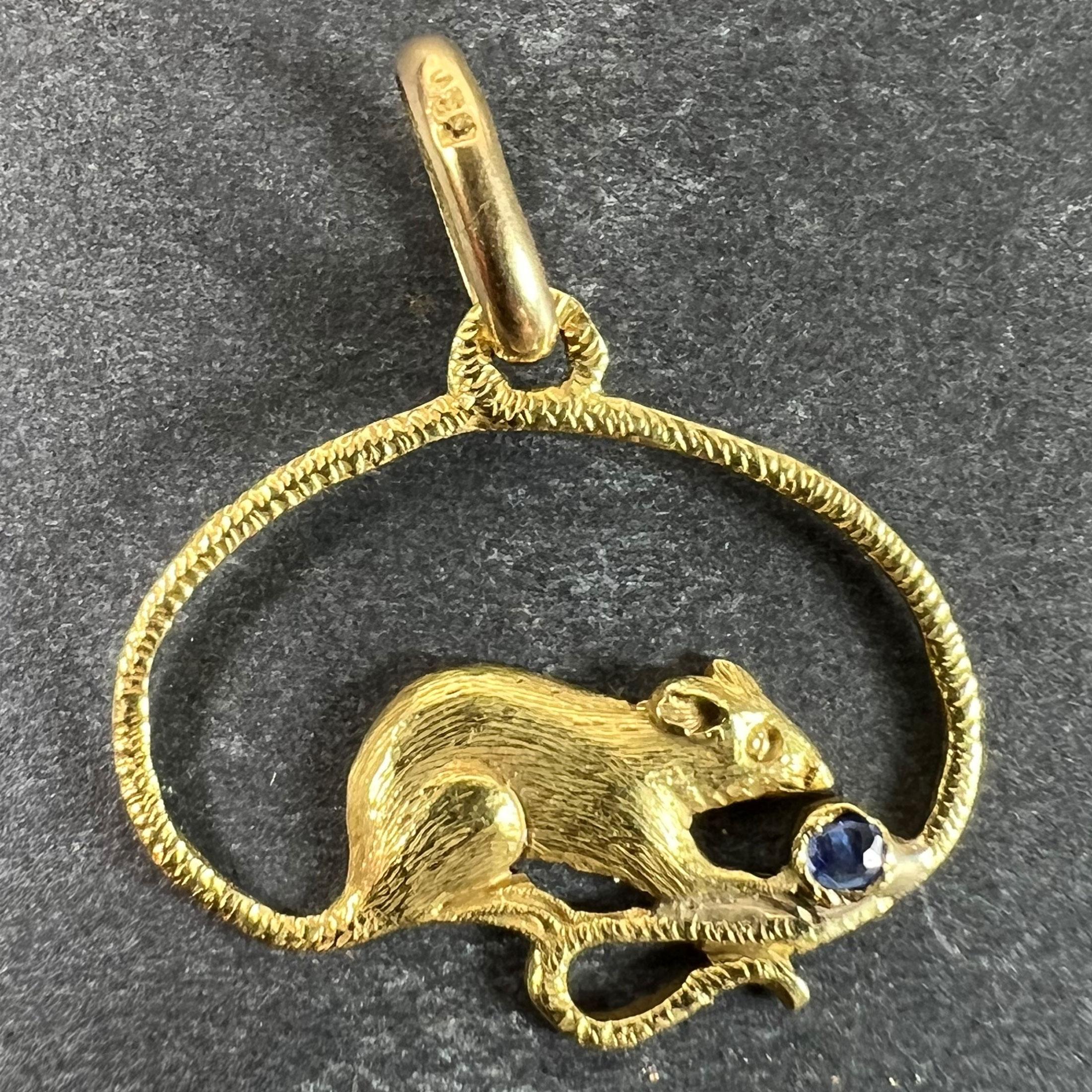 Pendentif à breloques vintage en or jaune 18 carats (18K) conçu comme une souris avec un saphir bleu, la queue de la souris encadrant l'ensemble et se tordant pour créer l'attache du pendentif. Poids estimé de la pierre précieuse : 0,10 carats. Non
