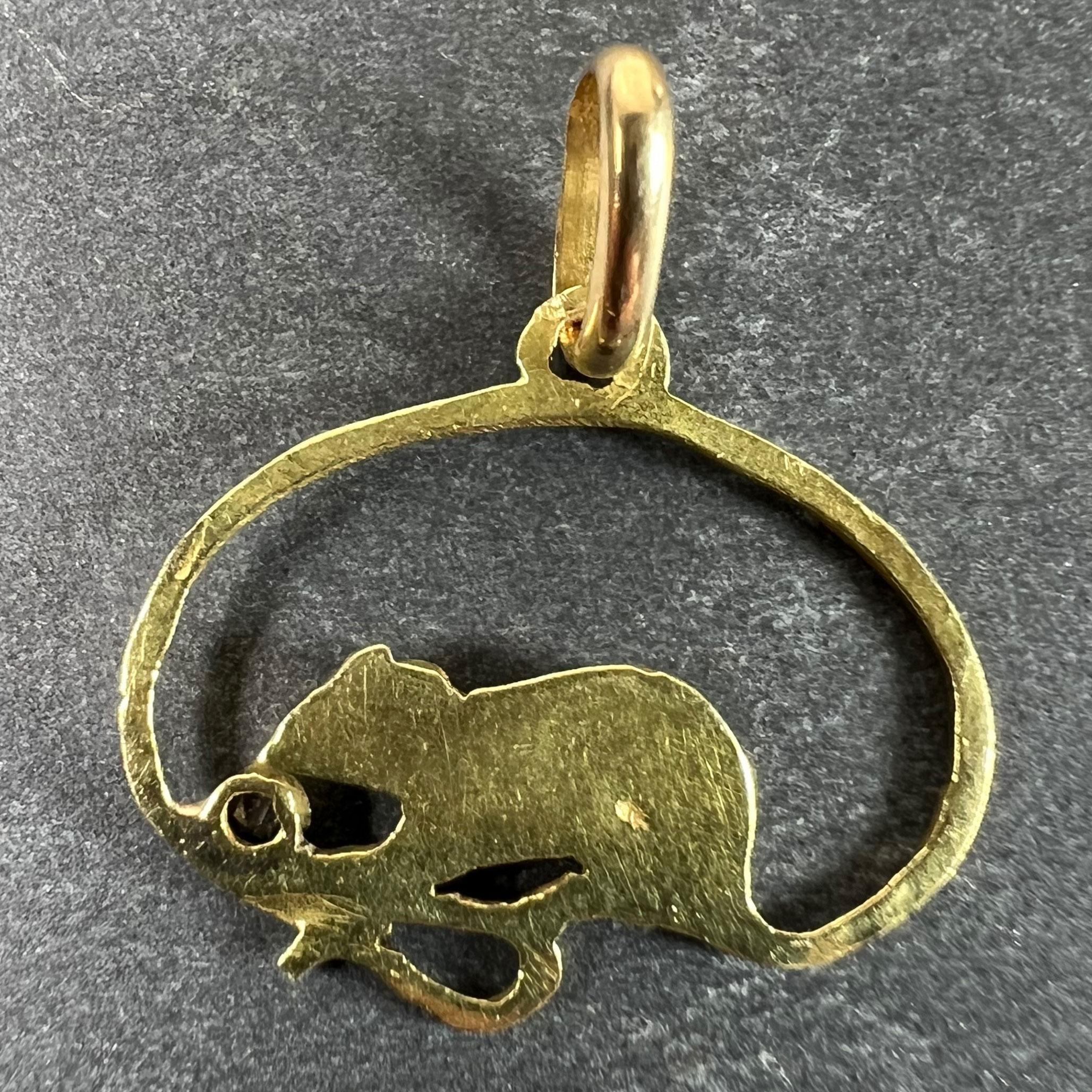 Taille ronde Pendentif à breloques en or jaune 18K avec saphir bleu Vintage Mouse en vente
