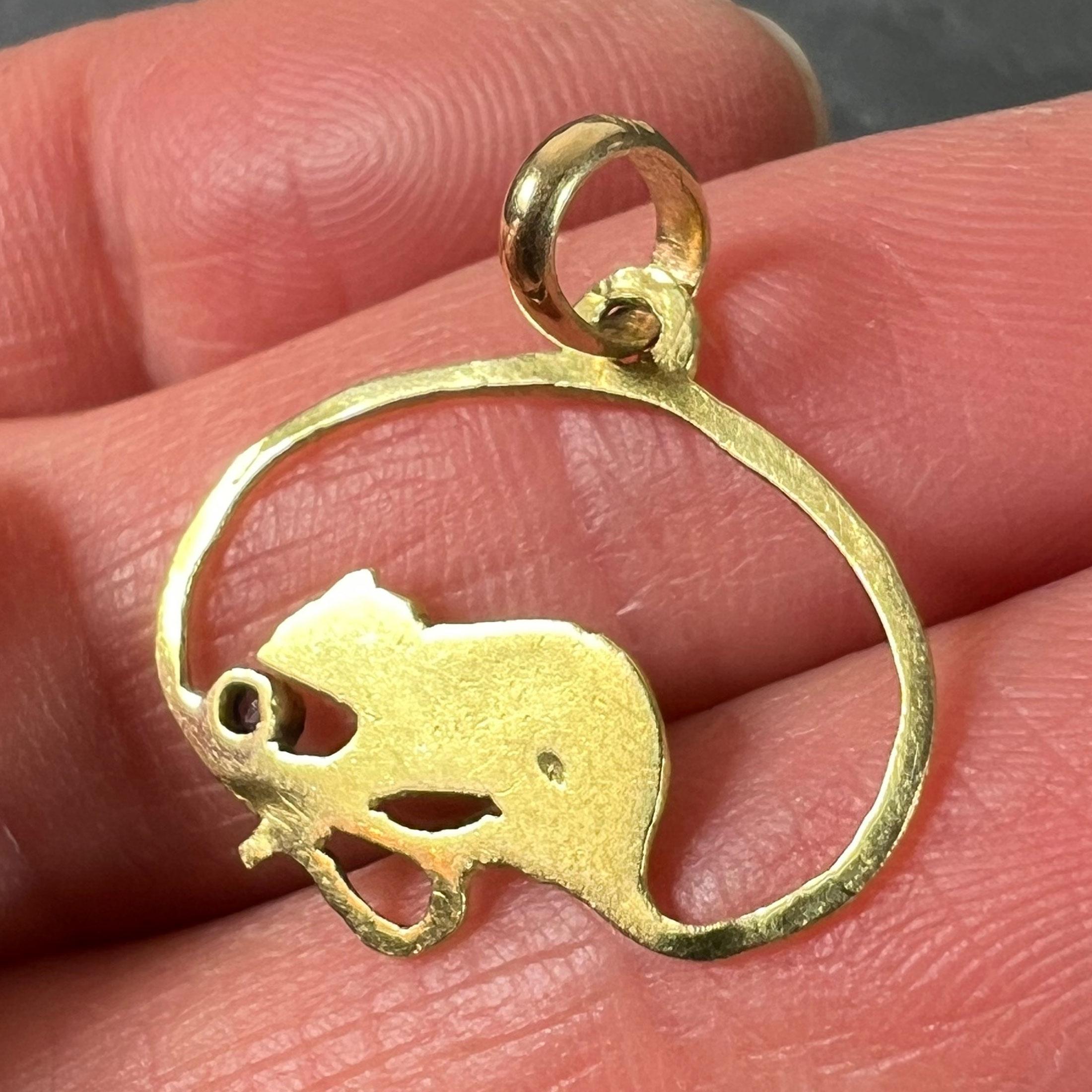 Pendentif à breloques en or jaune 18K avec saphir bleu Vintage Mouse en vente 2