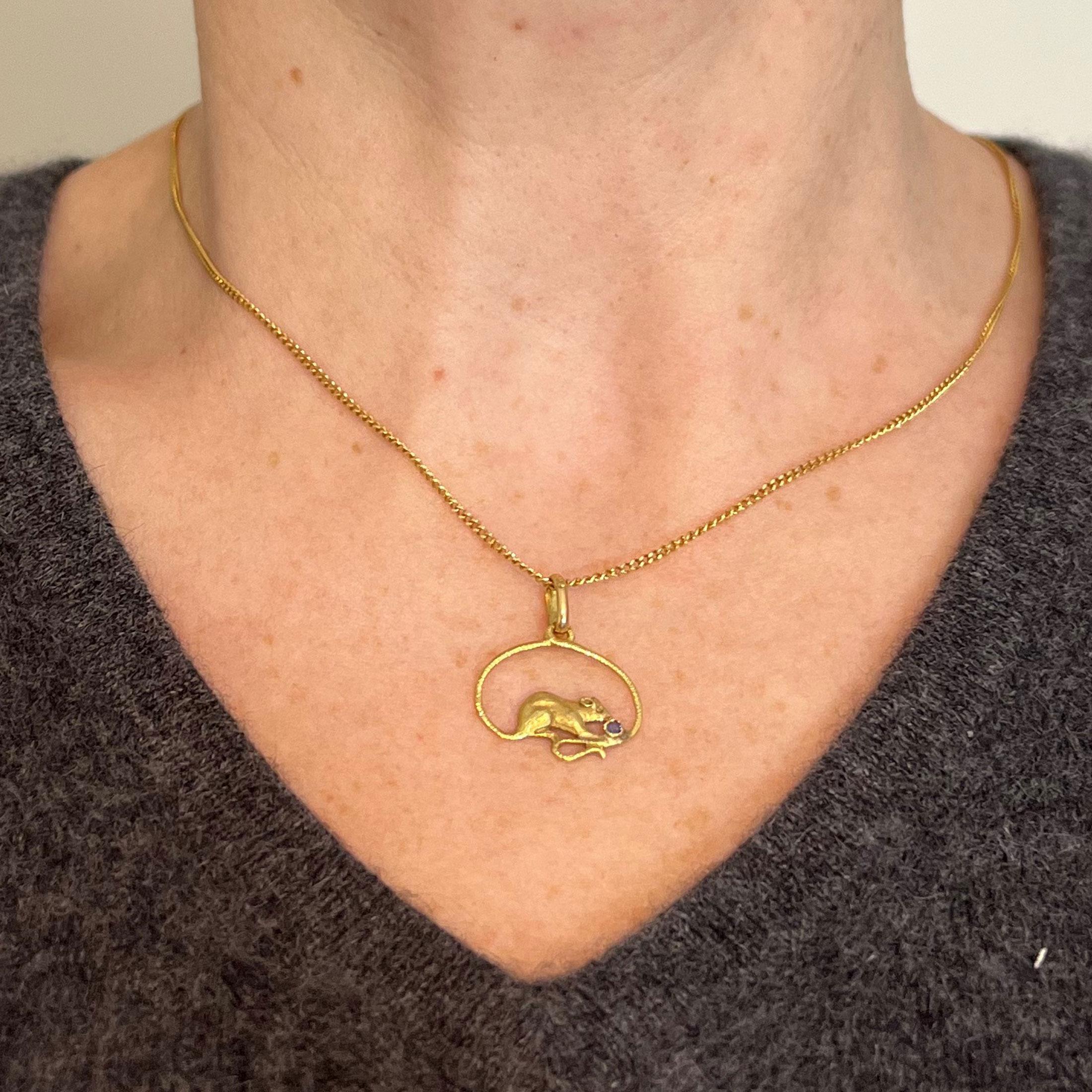 Pendentif à breloques en or jaune 18K avec saphir bleu Vintage Mouse en vente 3