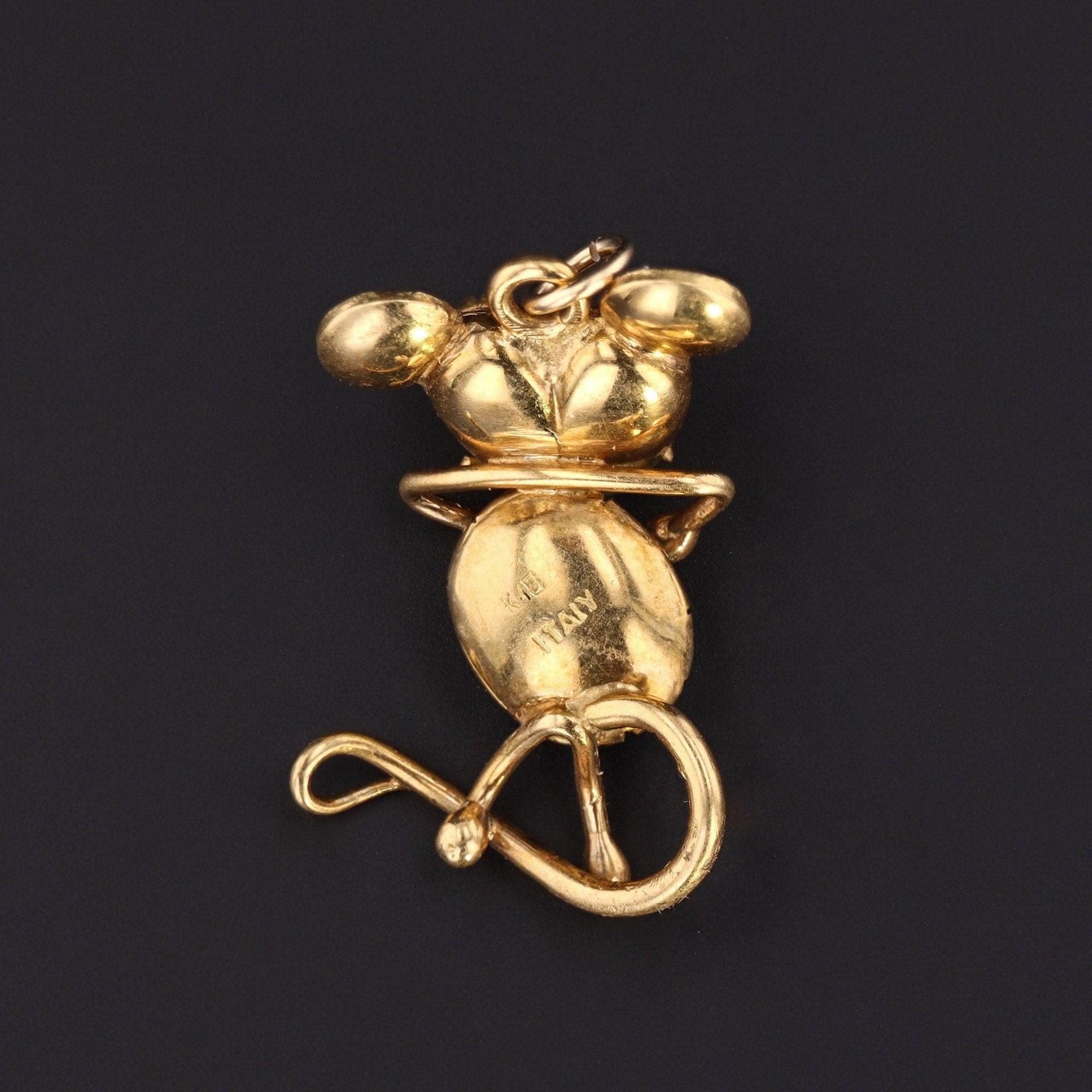 Callez tous les amoureux des animaux ! Cette amusante breloque de souris en or 18 carats ne manquera pas d'égayer votre collection de bijoux.

La pièce date des années 1960-1970. Il est marqué K18 (pour or 18 carats) et rehaussé de verre d'art