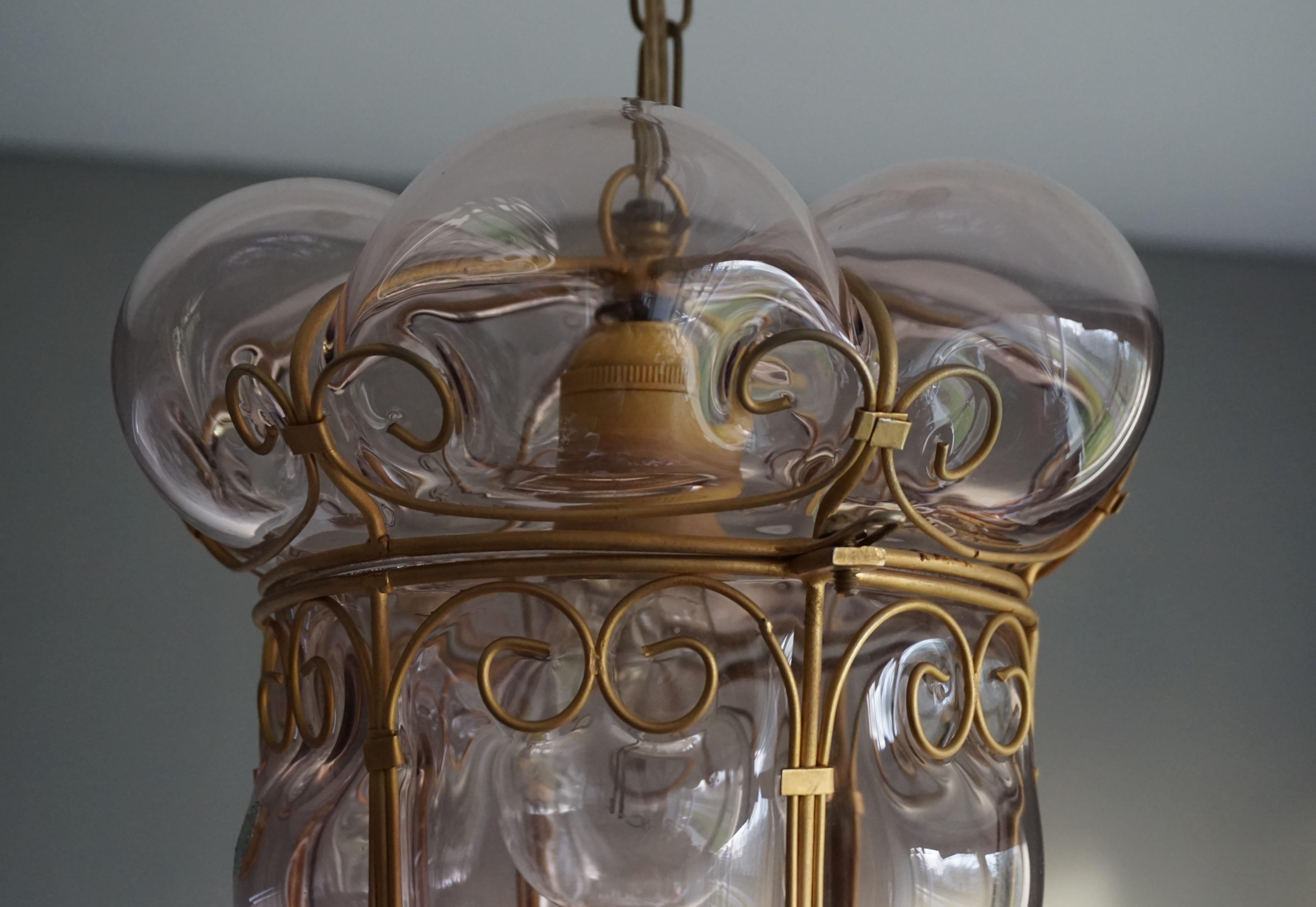 Lampe à suspension vintage en verre vénitien soufflé à la bouche et marqué de Murano dans un cadre métallique en vente 1