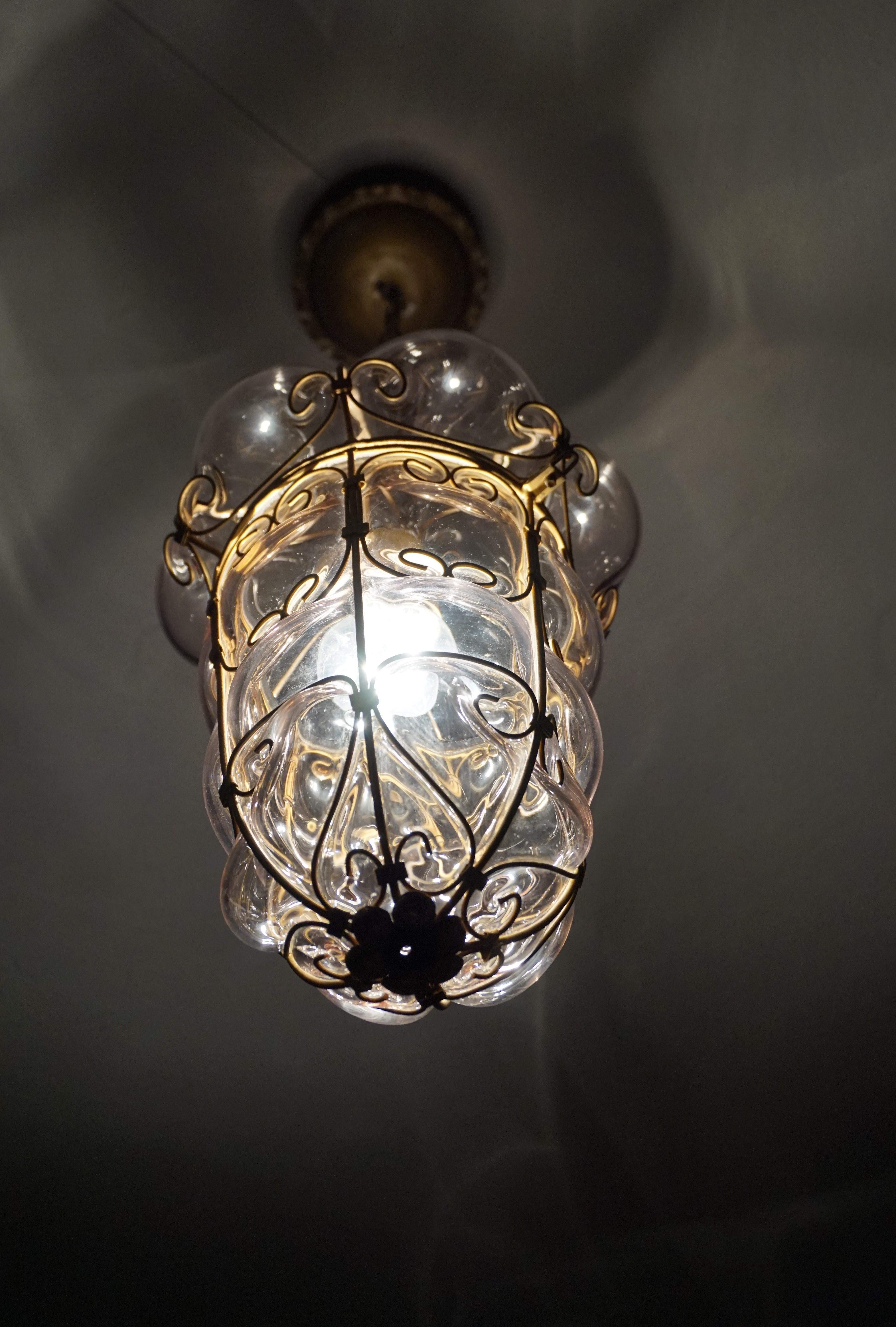 Lampe à suspension vintage en verre vénitien soufflé à la bouche et marqué de Murano dans un cadre métallique en vente 4