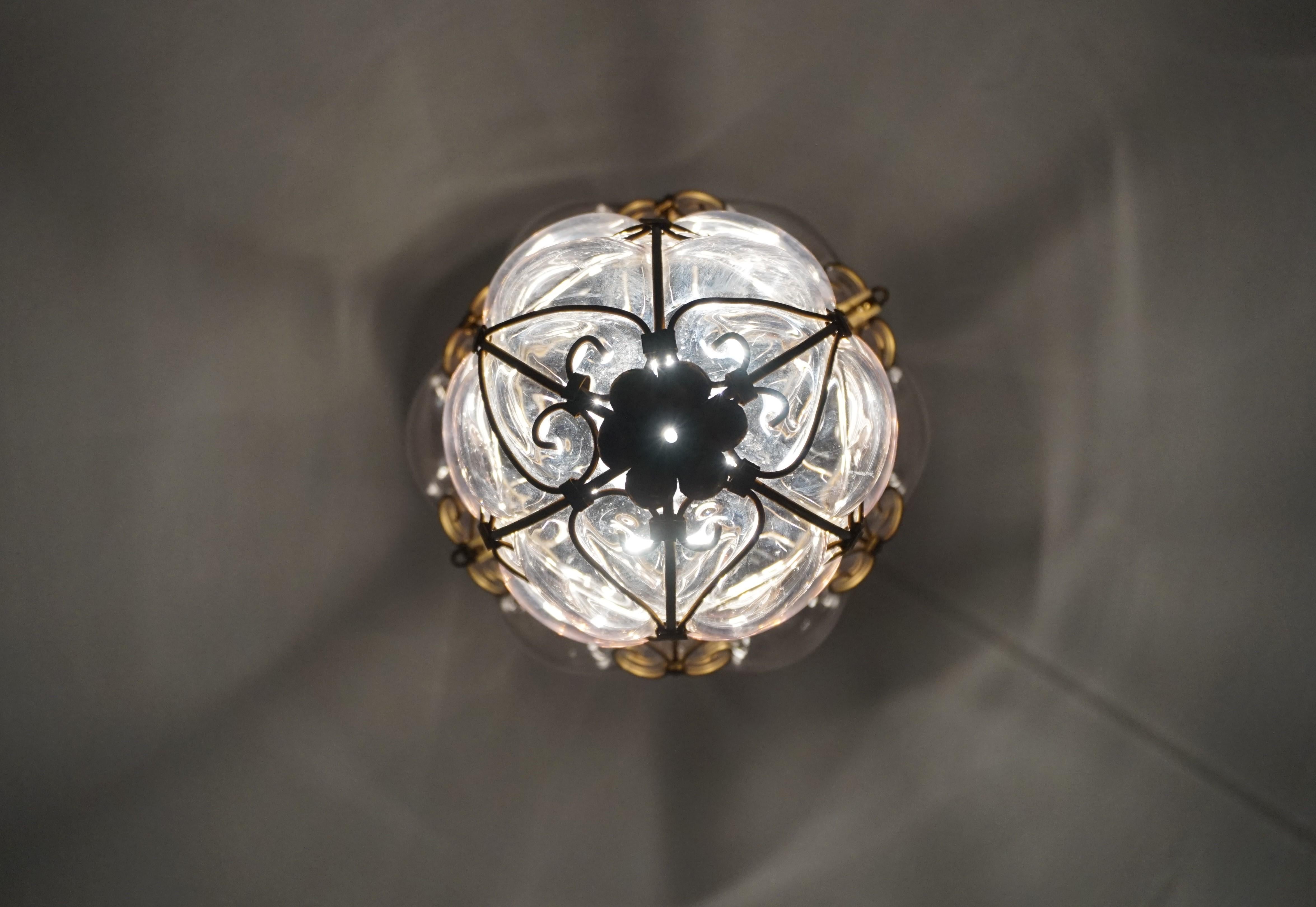 Lampe à suspension vintage en verre vénitien soufflé à la bouche et marqué de Murano dans un cadre métallique en vente 5