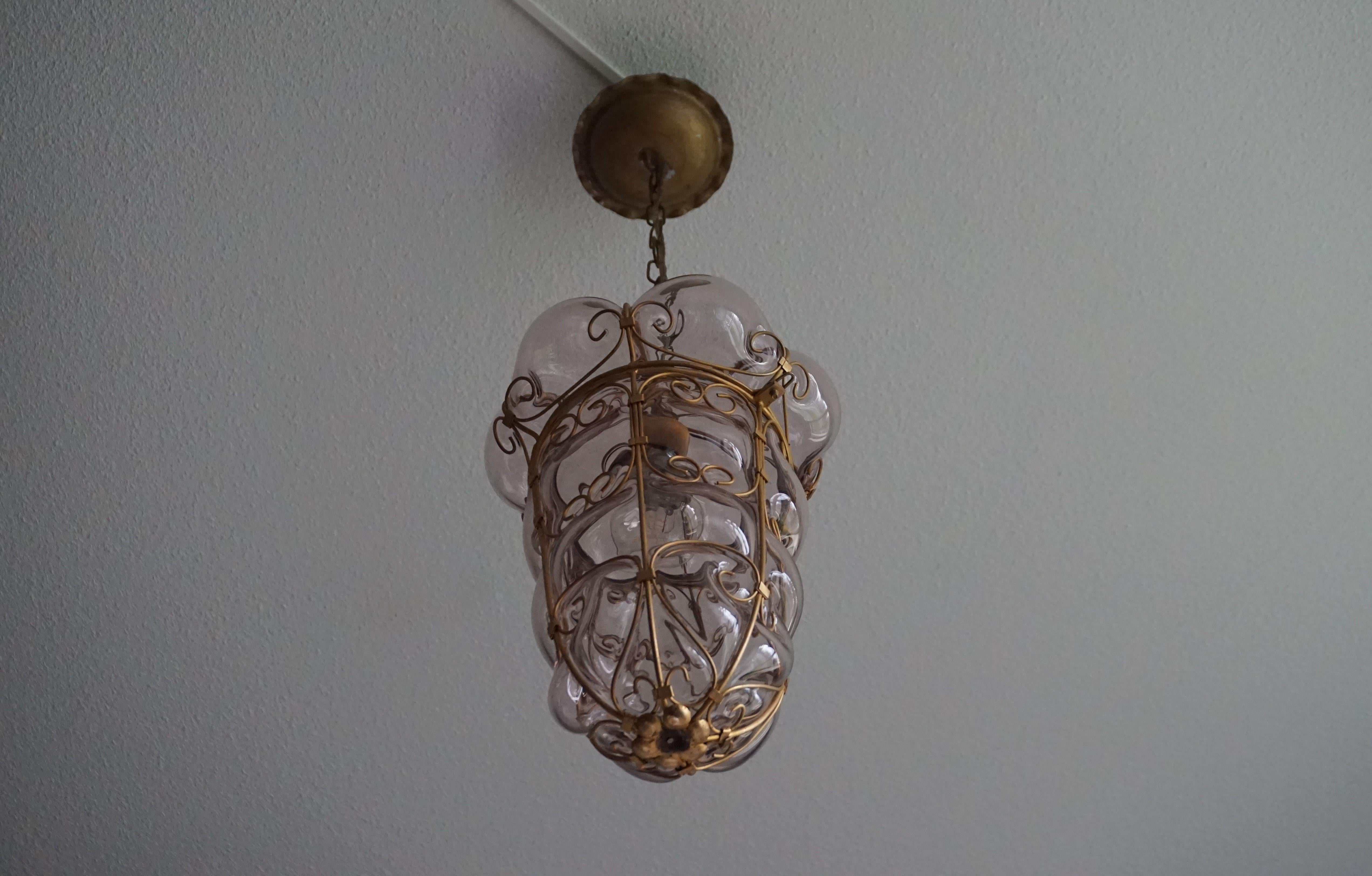 Lampe à suspension vintage en verre vénitien soufflé à la bouche et marqué de Murano dans un cadre métallique en vente 6