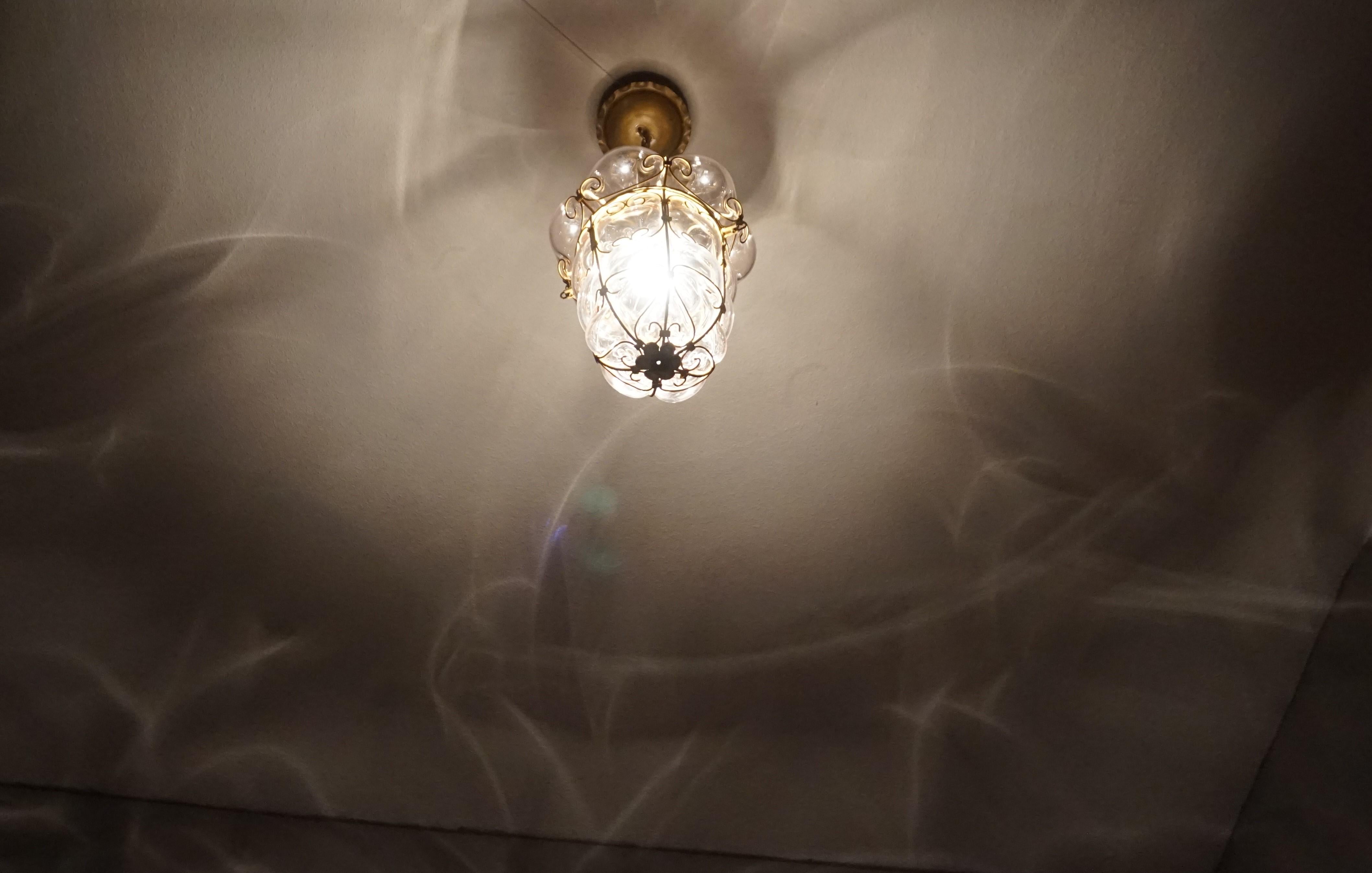 Lampe à suspension vintage en verre vénitien soufflé à la bouche et marqué de Murano dans un cadre métallique en vente 7