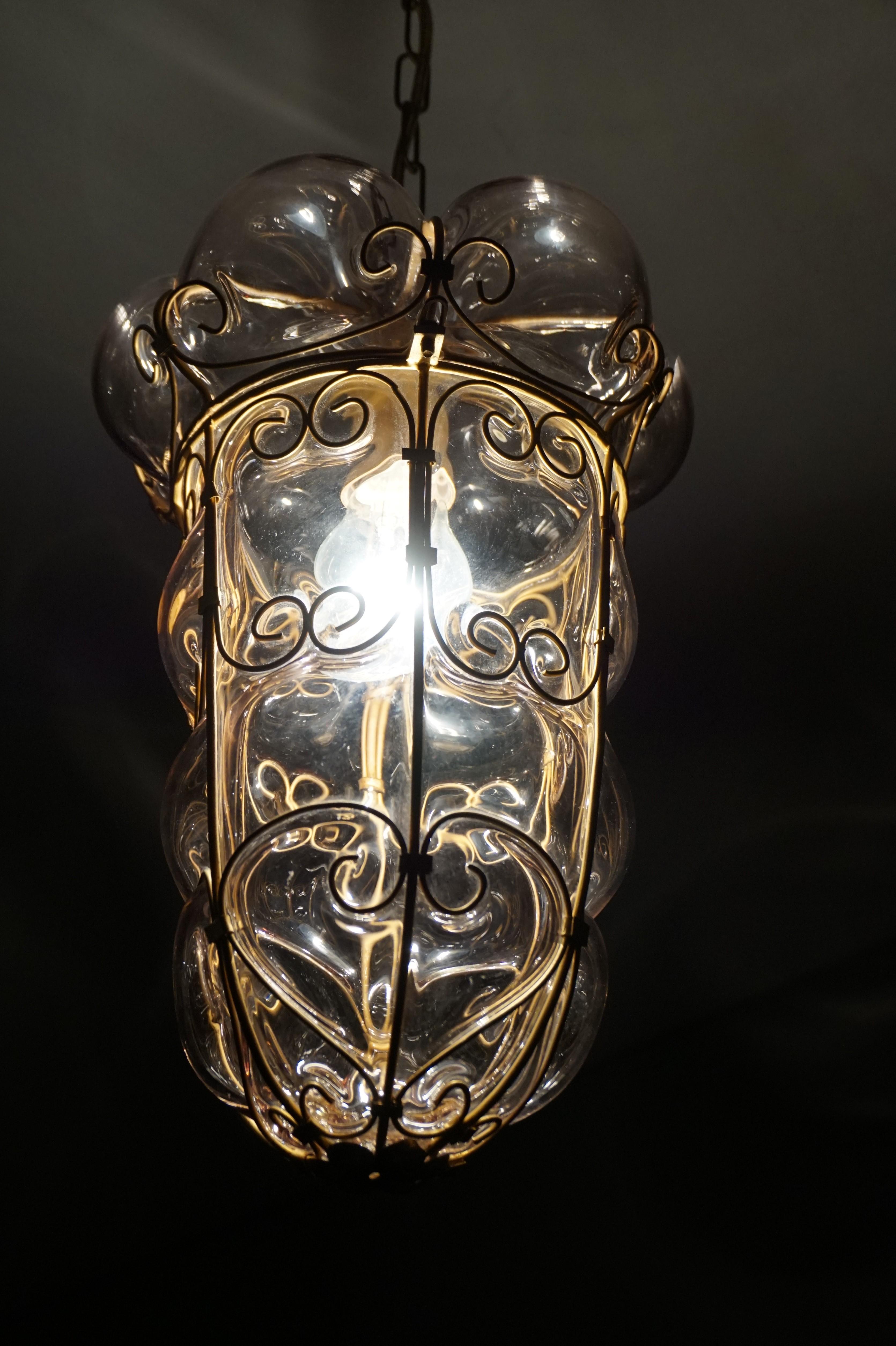 Lampe à suspension vintage en verre vénitien soufflé à la bouche et marqué de Murano dans un cadre métallique en vente 8