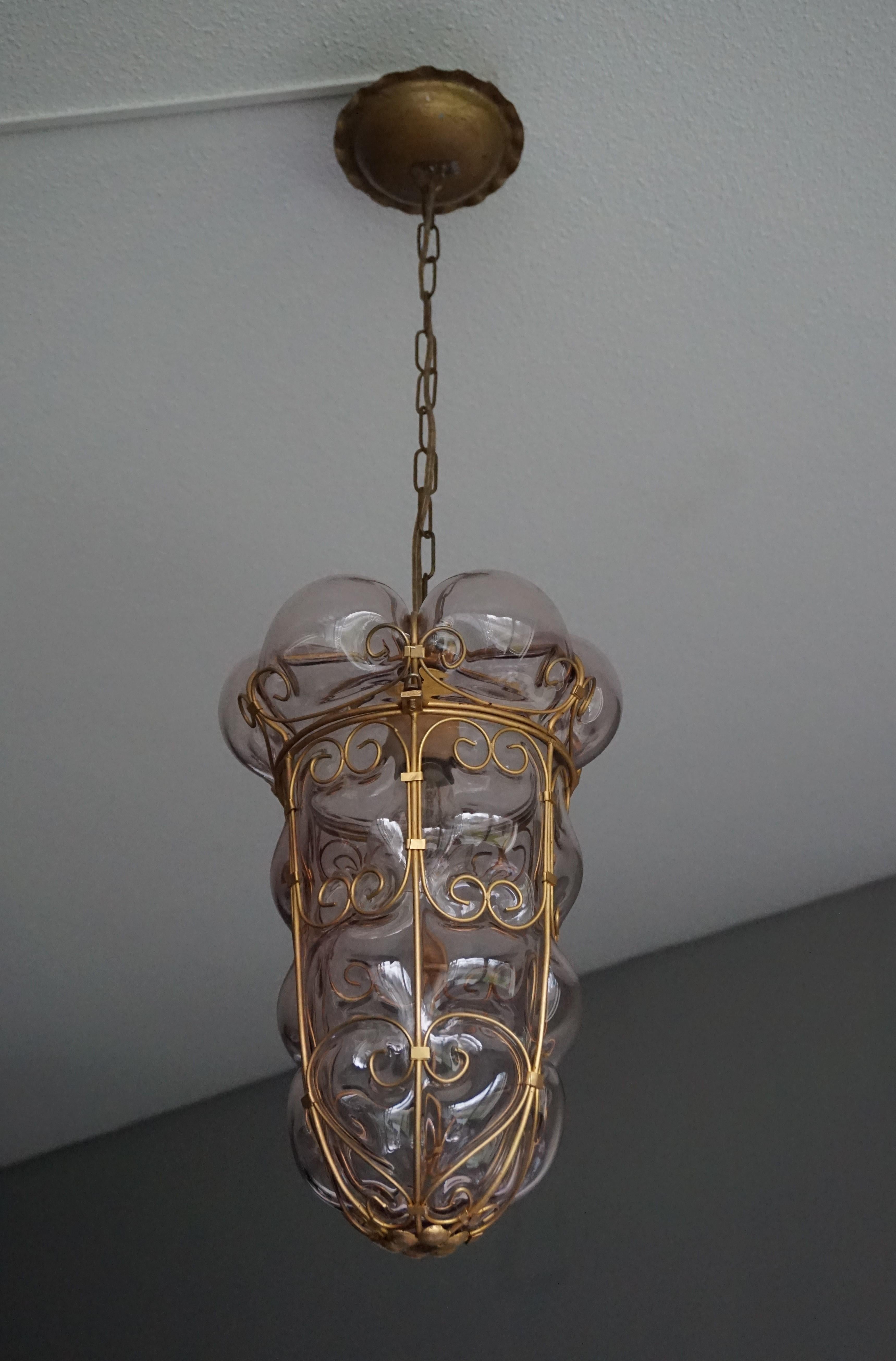 Lampe à suspension vintage en verre vénitien soufflé à la bouche et marqué de Murano dans un cadre métallique en vente 10