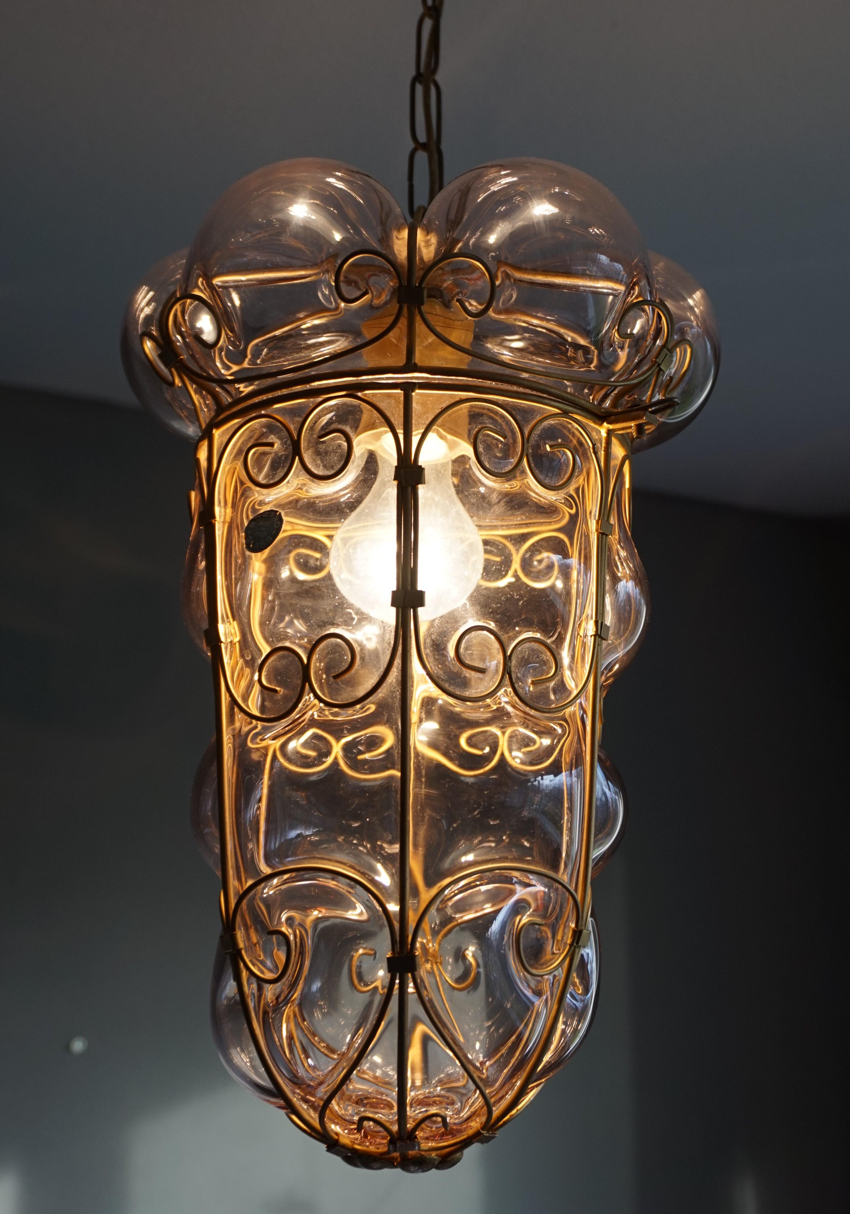 Mid-Century Modern Lampe à suspension vintage en verre vénitien soufflé à la bouche et marqué de Murano dans un cadre métallique en vente