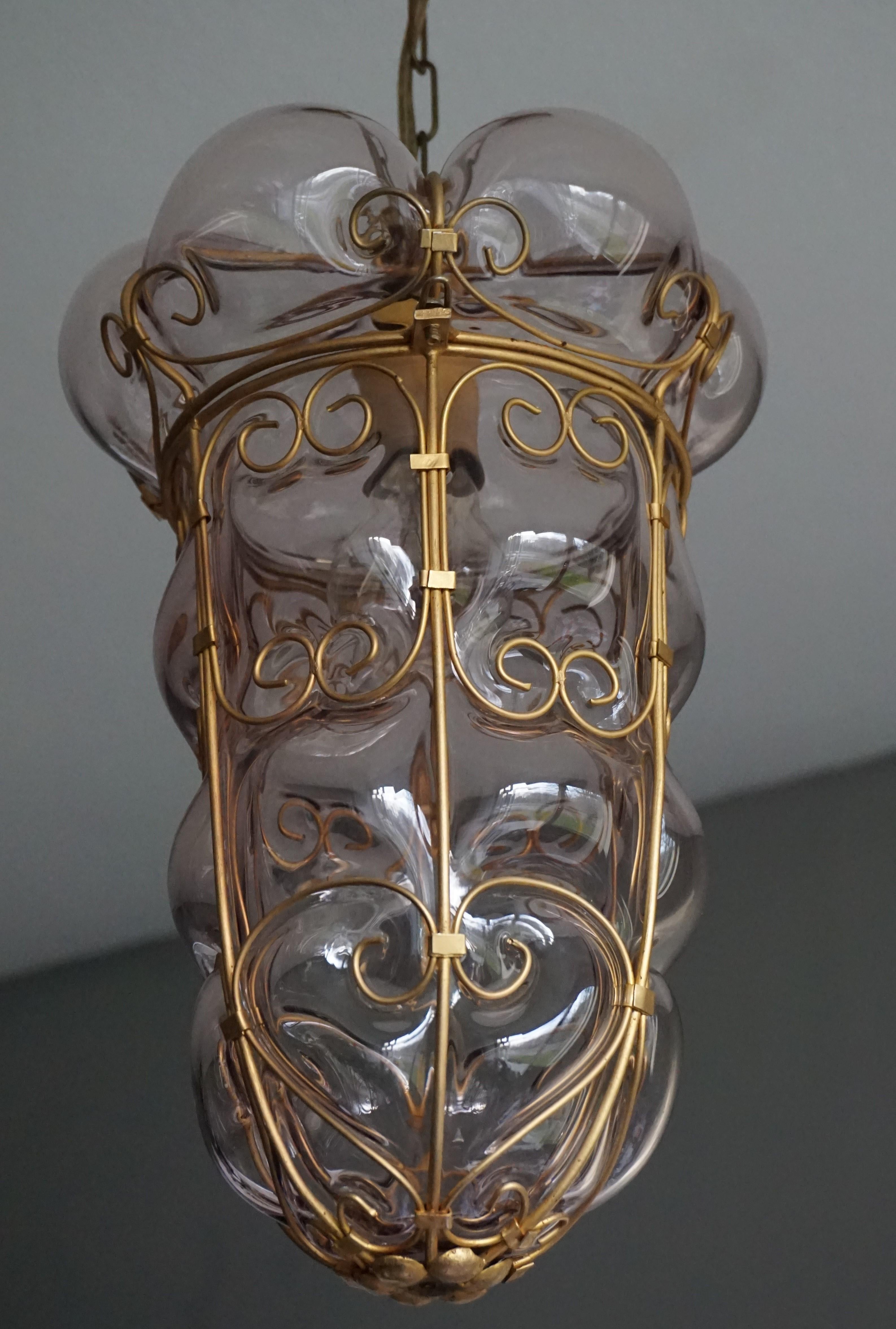 italien Lampe à suspension vintage en verre vénitien soufflé à la bouche et marqué de Murano dans un cadre métallique en vente