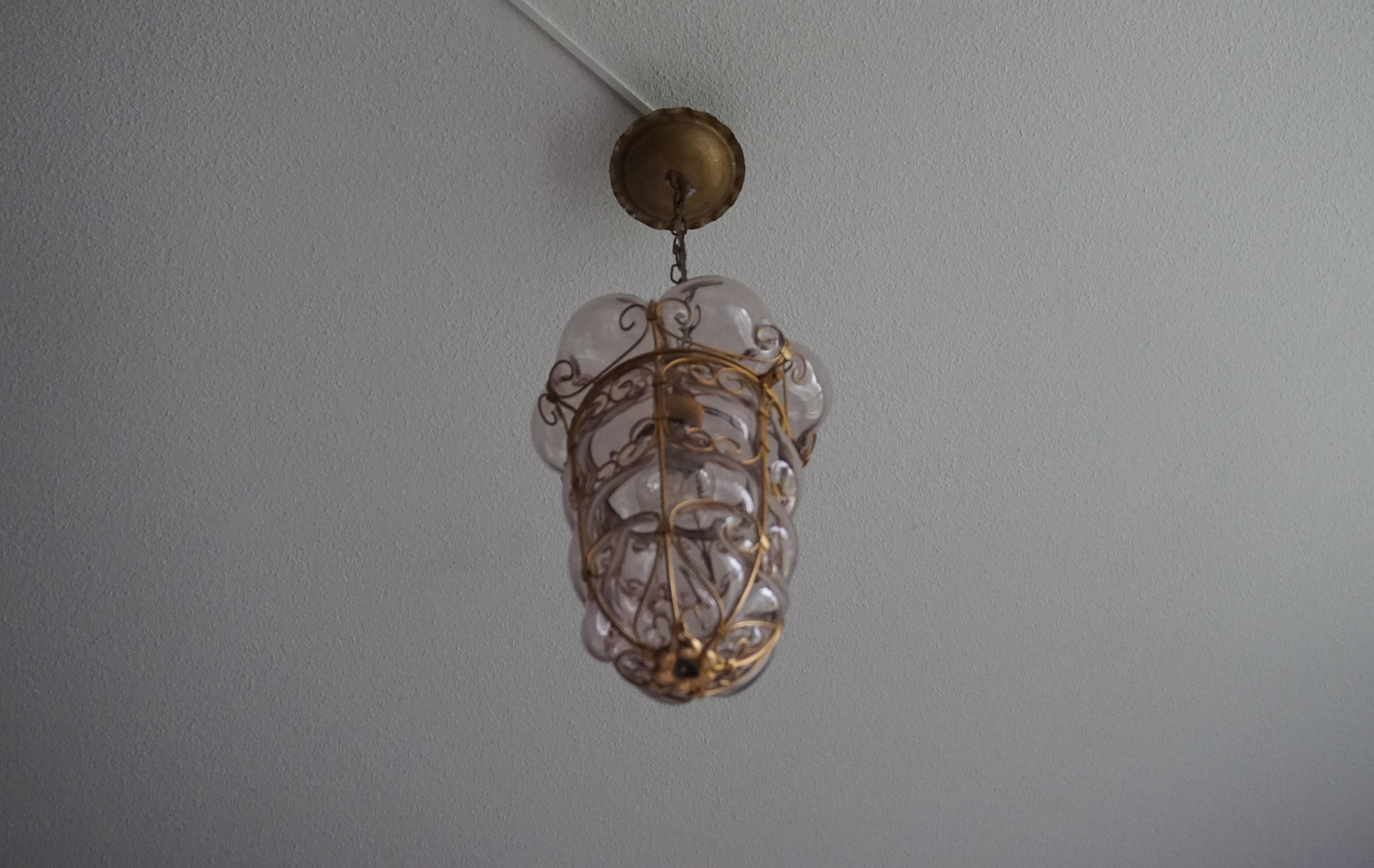 Fait main Lampe à suspension vintage en verre vénitien soufflé à la bouche et marqué de Murano dans un cadre métallique en vente