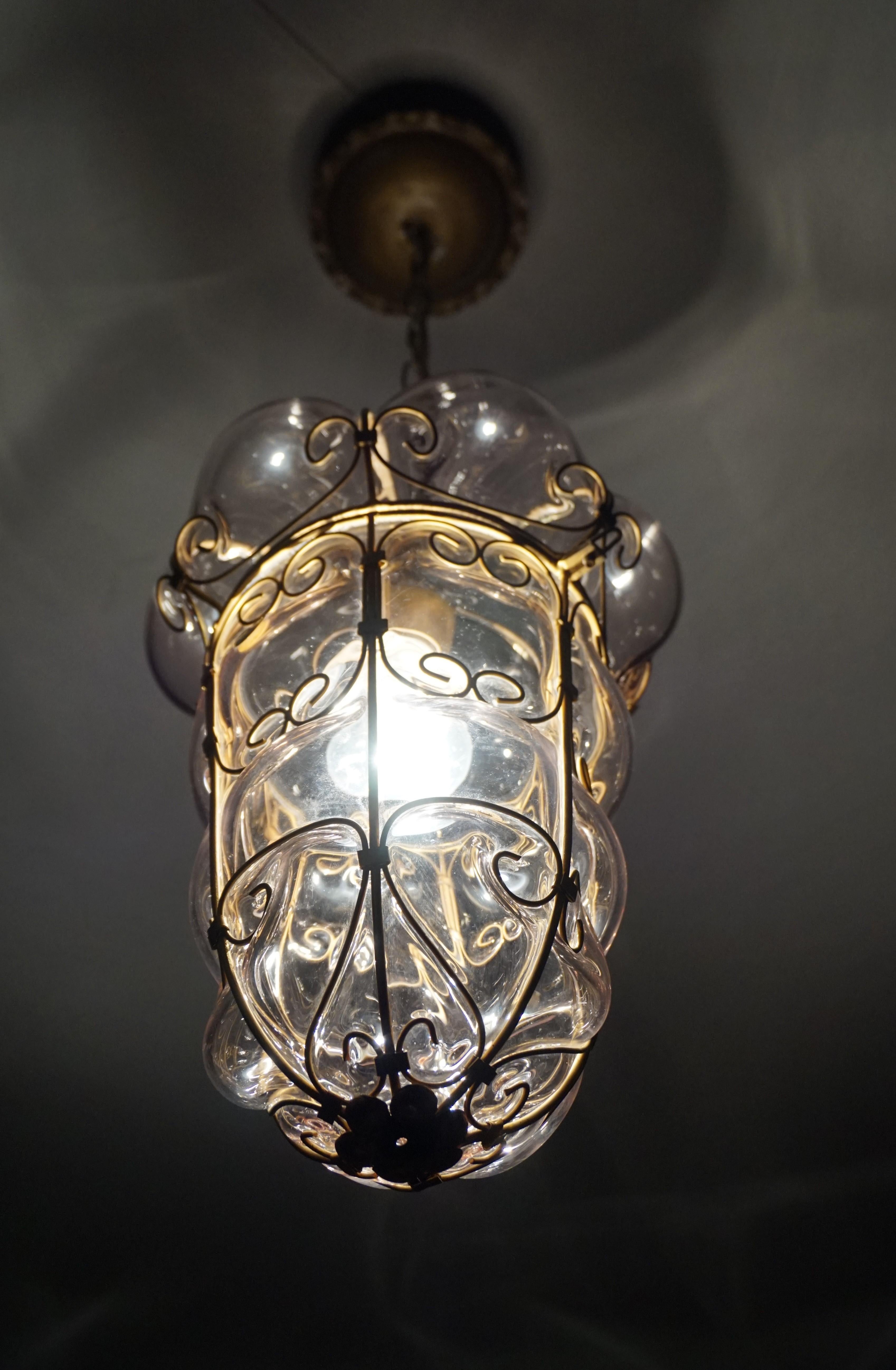 Lampe à suspension vintage en verre vénitien soufflé à la bouche et marqué de Murano dans un cadre métallique Bon état - En vente à Lisse, NL