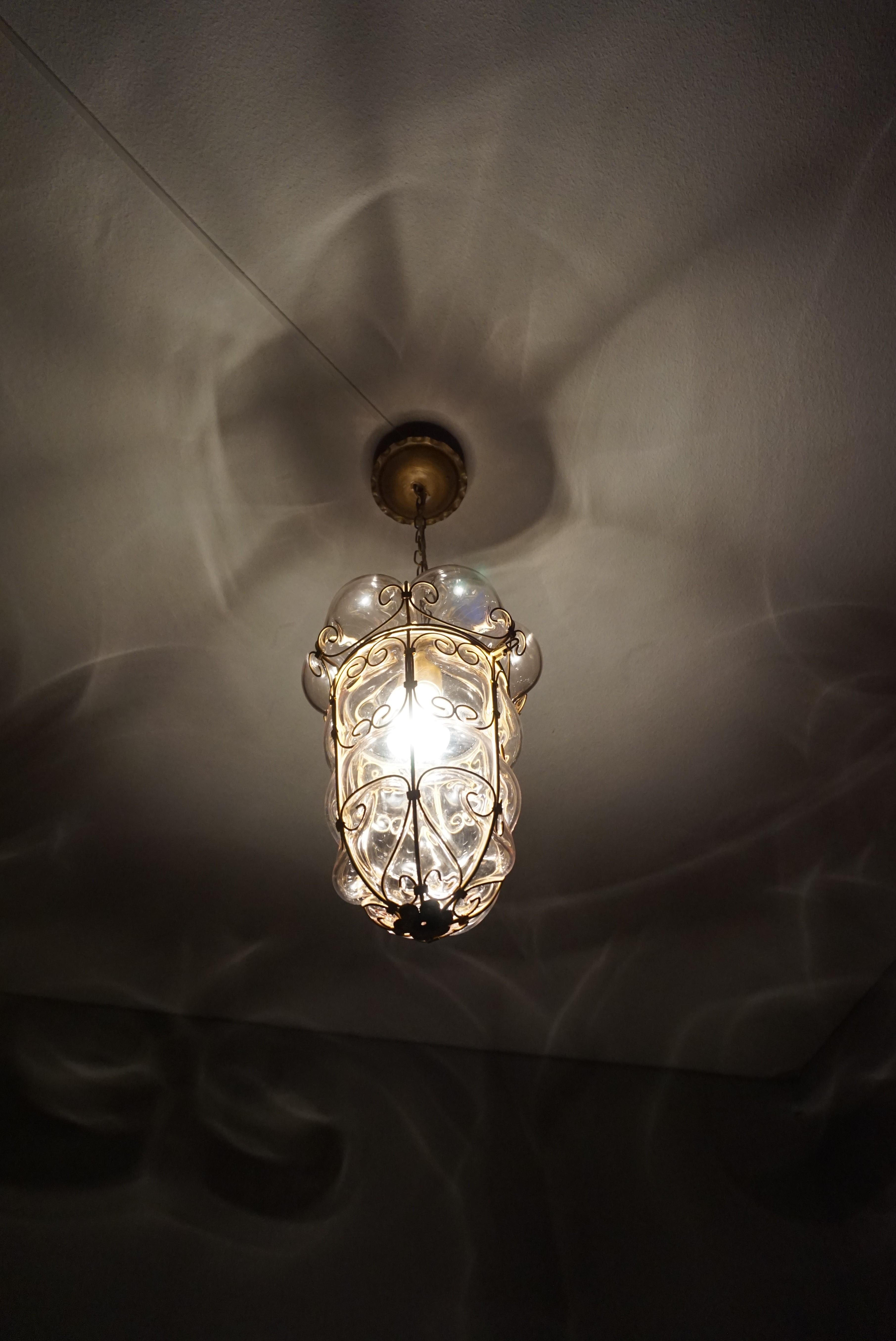 Métal Lampe à suspension vintage en verre vénitien soufflé à la bouche et marqué de Murano dans un cadre métallique en vente