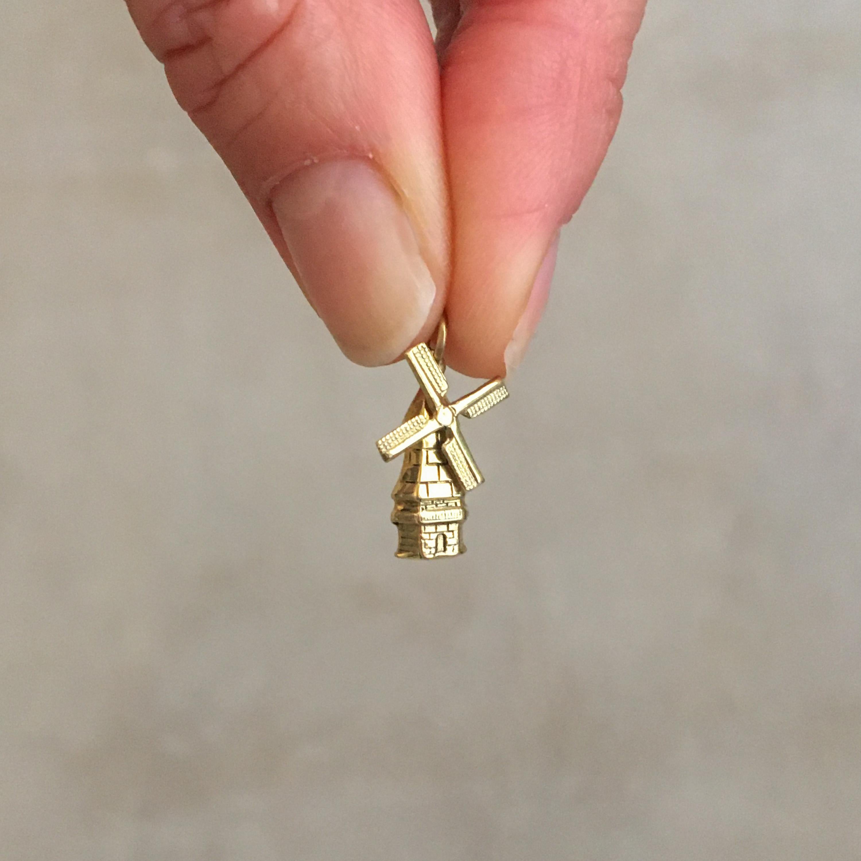 This lovely small gold vintage windmill charm is a real eye-catcher and a typical symbol of the Dutch landscapes. A genuine movable windmill charm made of 14 karat gold, beautifully designed with small details of bricks and front door. The blades of