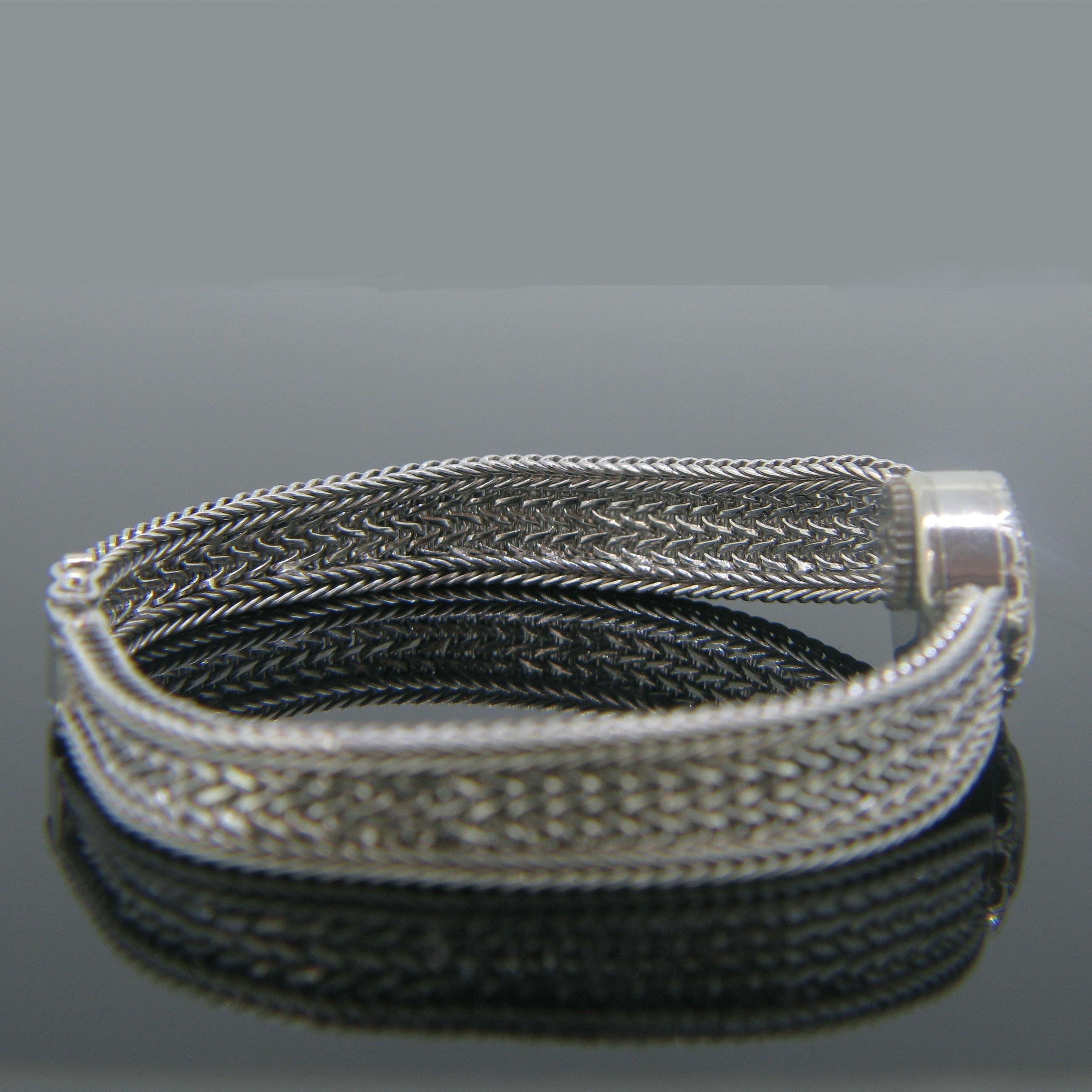Taille ronde Montre-bracelet vintage Movado pour femme à remontage manuel en or blanc et diamants en vente