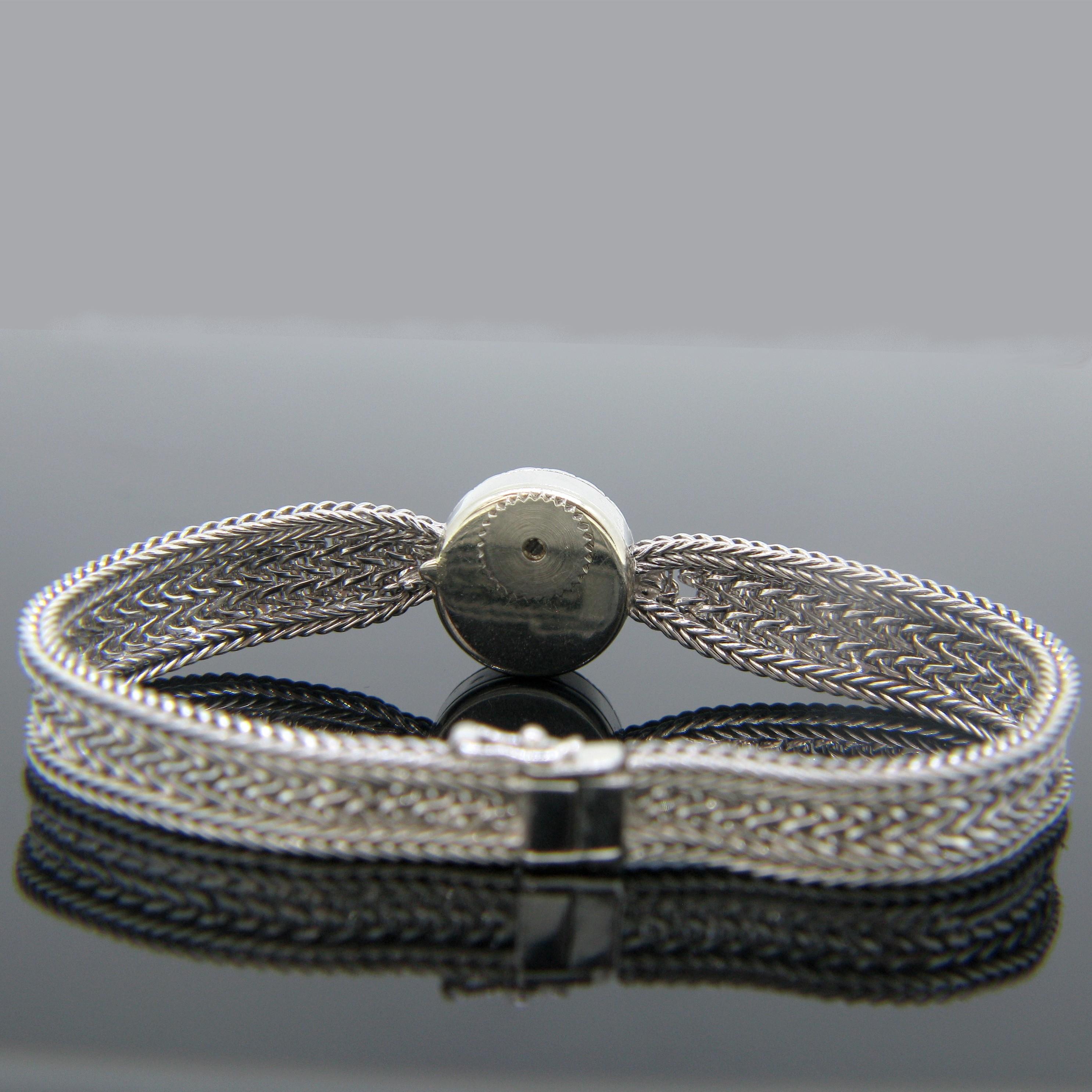 Montre-bracelet vintage Movado pour femme à remontage manuel en or blanc et diamants État moyen - En vente à London, GB