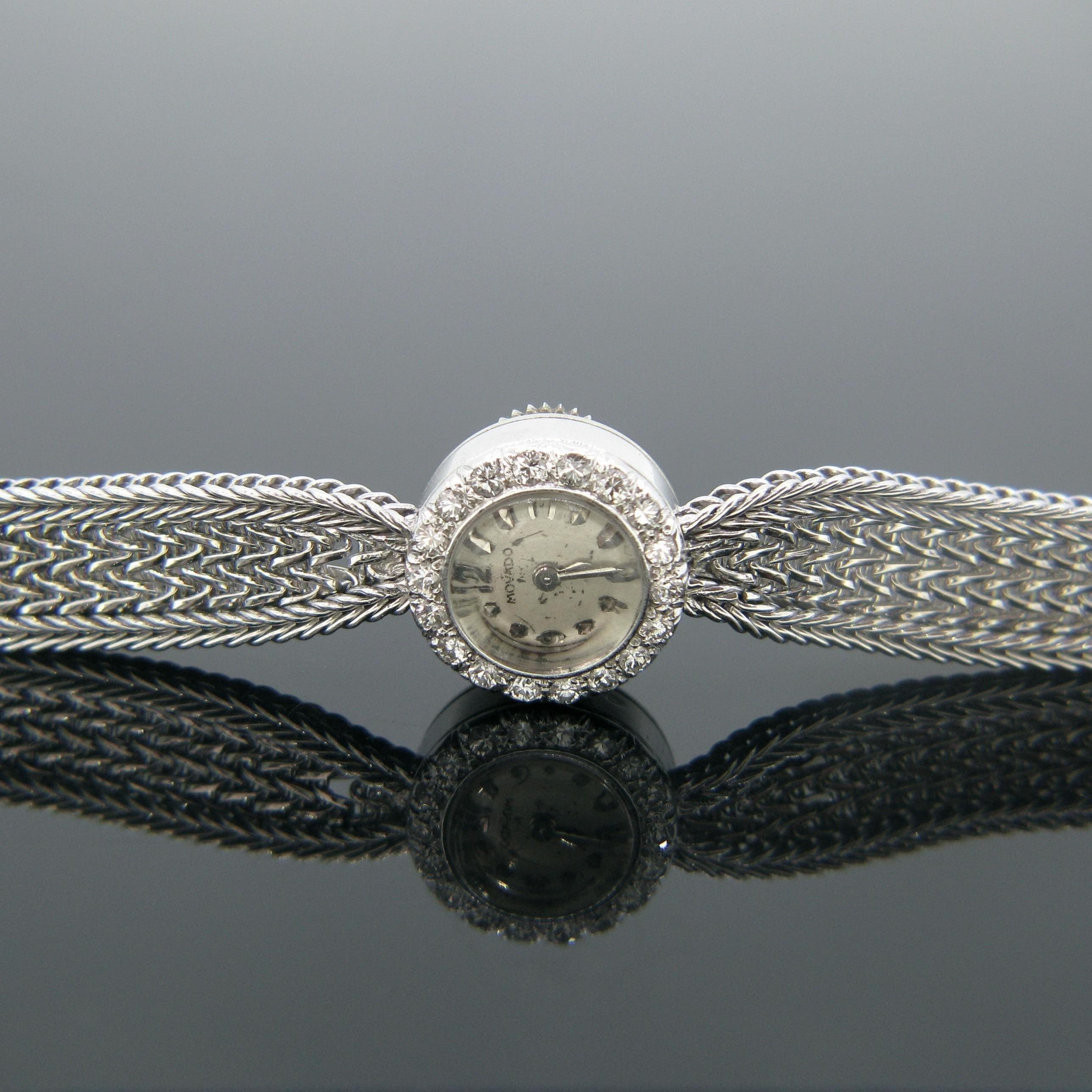 Montre-bracelet vintage Movado pour femme à remontage manuel en or blanc et diamants en vente 2