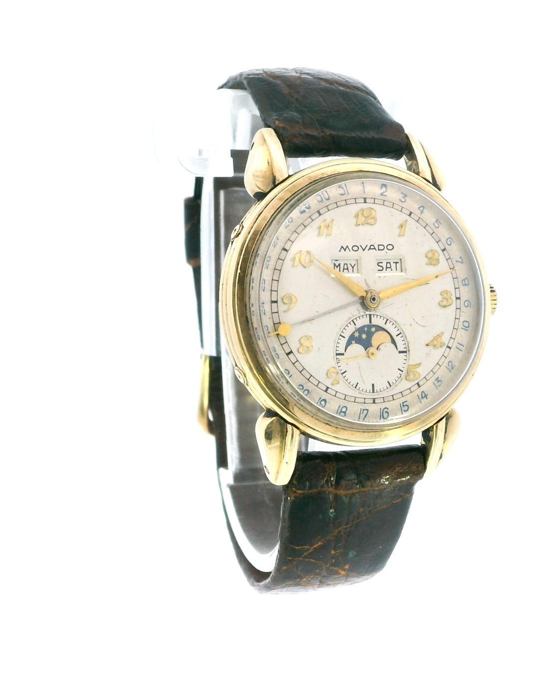 Este exquisito reloj Movado encarna la elegancia de los años 40, combinando a la perfección la ingeniería sofisticada con el diseño clásico. El reloj incorpora un movimiento de cuerda manual conocido por su precisión y fiabilidad. Su elegante