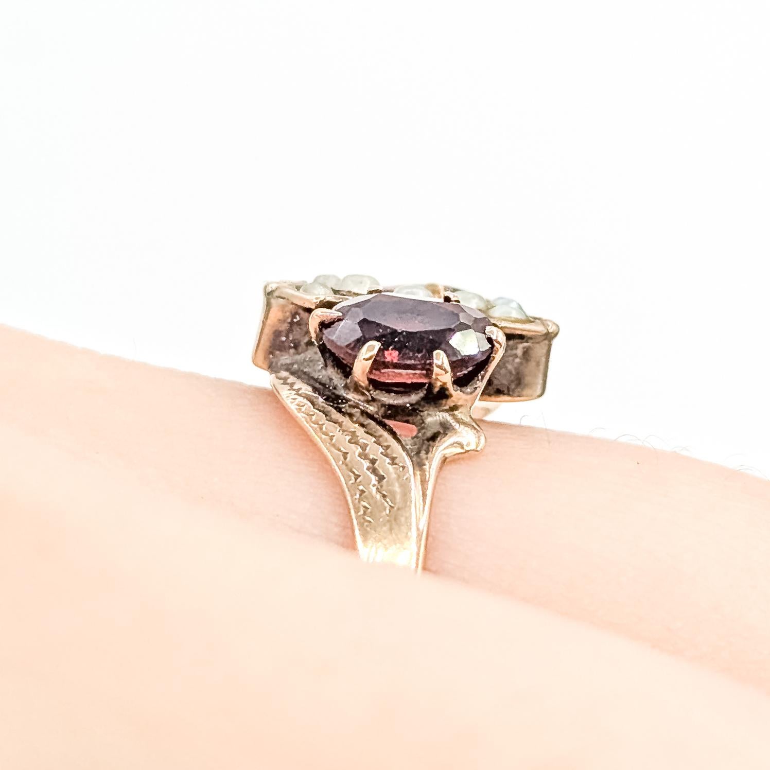 Taglio ovale Anello Bypass con granato del Mozambico e perle di semi d'epoca in oro giallo 10k in vendita