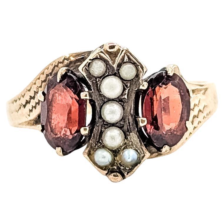 Anello Bypass con granato del Mozambico e perle di semi d
epoca in oro giallo 10k in vendita