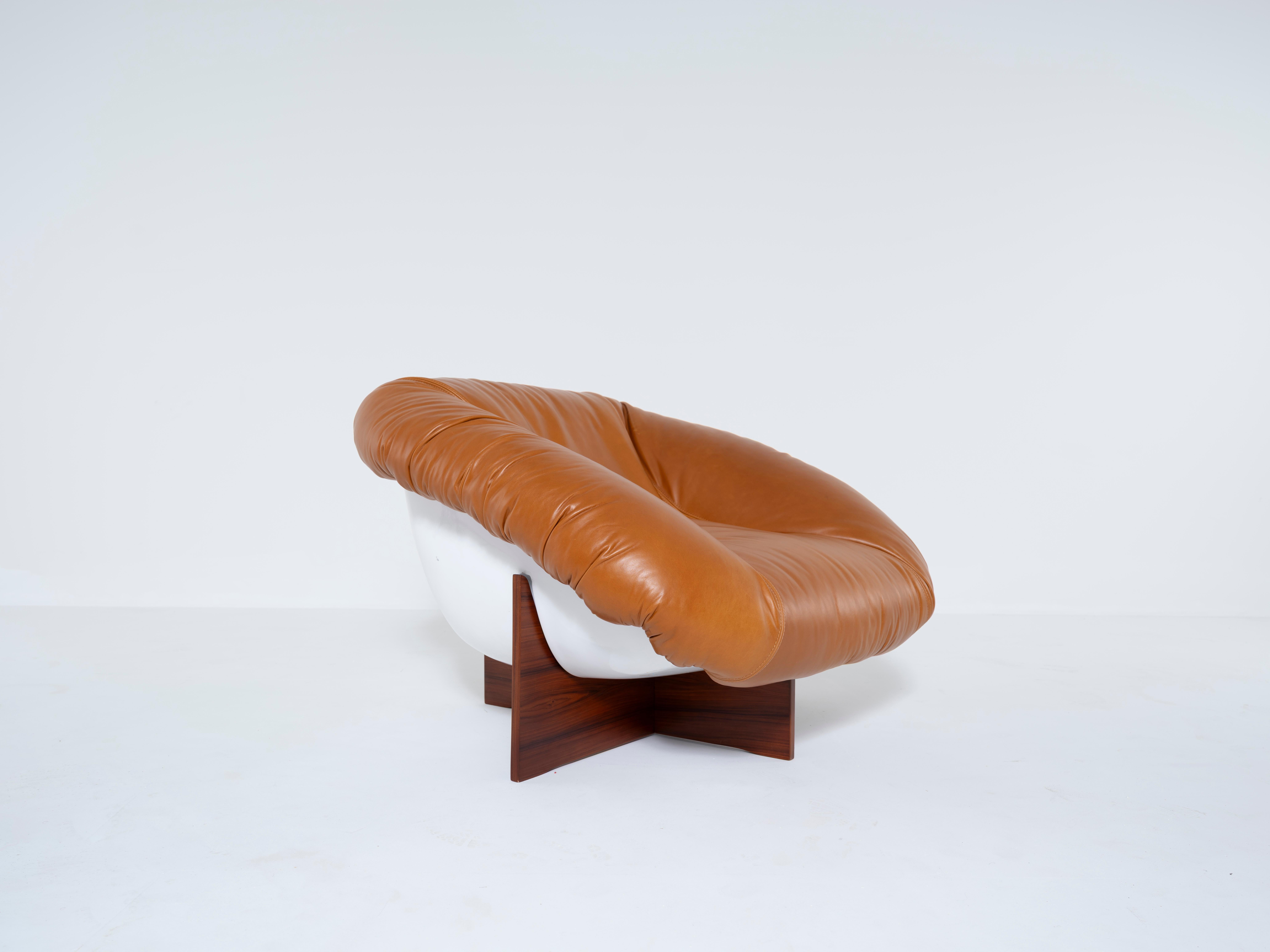 La serie MP-61 del 1972 è stata la prima in cui Percival Lafer ha utilizzato un guscio in fibra di vetro completamente visibile. Il guscio stampato permetteva una maggiore libertà nel modellare la forma, semplificando la produzione e riducendo i