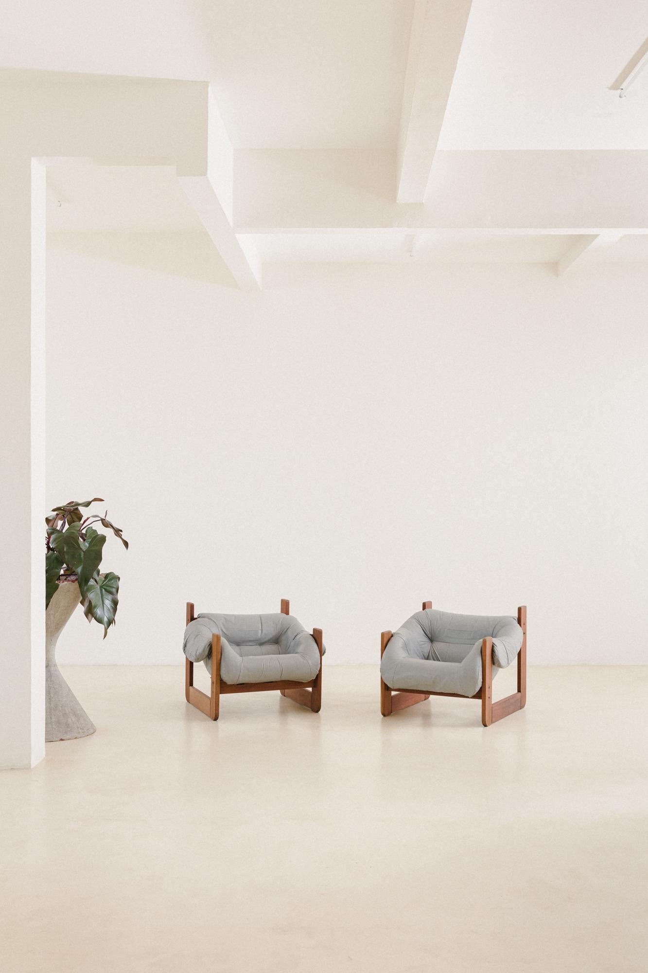 Bei seinen Entwürfen setzte Percival Lafer auf Ergonomie und Komfort. Das Paar MP-97 Lounge Chairs von Percival Lafer besteht aus einer Massivholzstruktur mit einer Sitzfläche aus losem Schaumstoff in einem Stück. Sein einzigartiges Design und seine