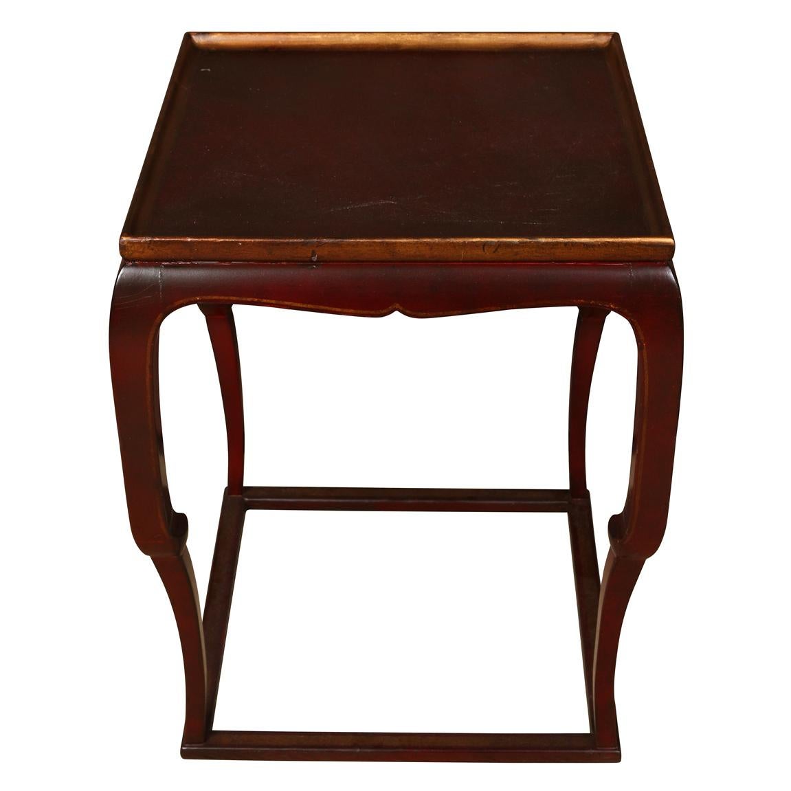 Cette exquise table d'appoint carrée vintage Mrs. MacDougall for Hinson incarne l'élégance avec son design d'inspiration chinoise. Avec sa forme ouverte magnifiquement travaillée, la table est dotée de pieds minces et gracieusement effilés qui lui