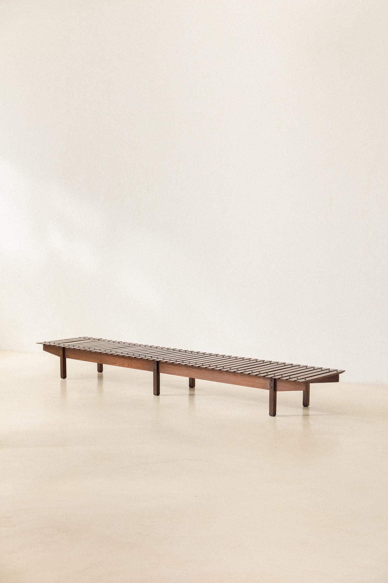 Designed in 1958 by Sergio Rodrigues (1927-2014) and manufactured by Oca, the Mucki bench is an incredible and versatile piece – ideal for different kinds of ambiances, indoor and outdoor. 

The Mucki bench is composed of a low and well-structured
