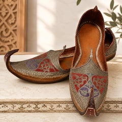 Vintage Mughal Court Shoes Gold Embroidered Leather, India, Mid 20th Century