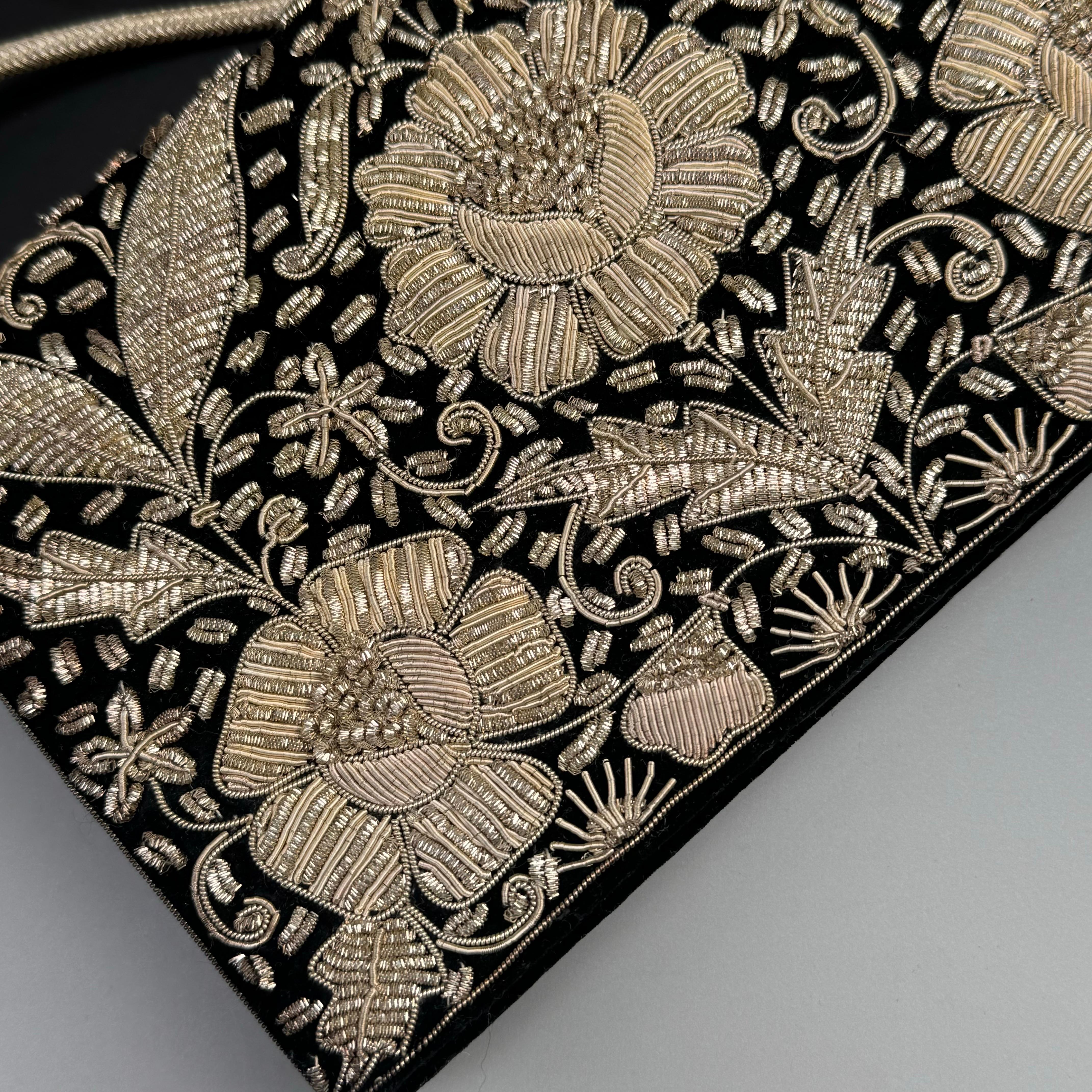 Pochette vintage ricamata a mano da Mughal, borsetta da sera In condizioni buone in vendita a Monroe Township, NJ