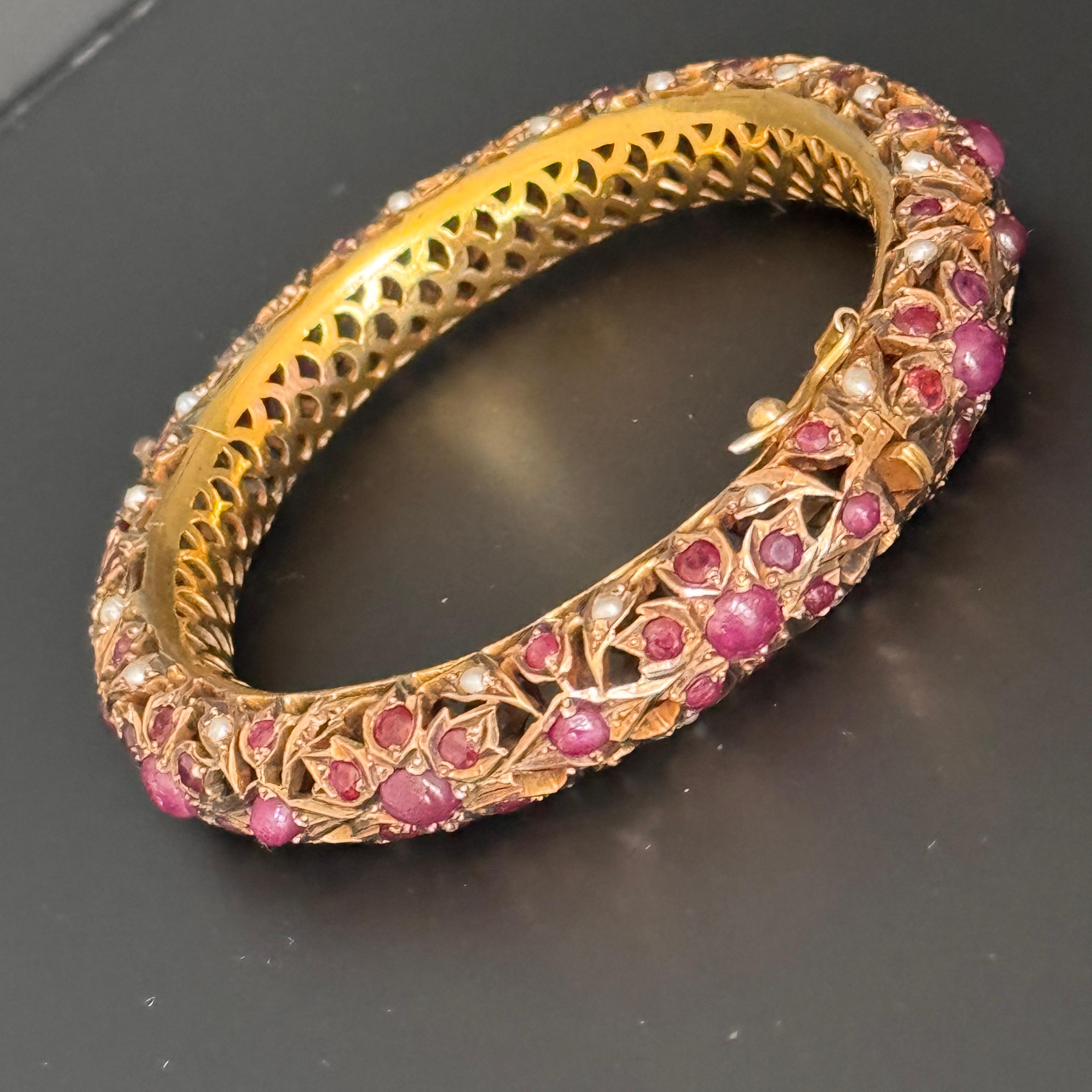 Vintage Mughal-Armreif mit Scharnier aus 6 Karat Gelbgold mit Rubinen und Perlen im Angebot 4