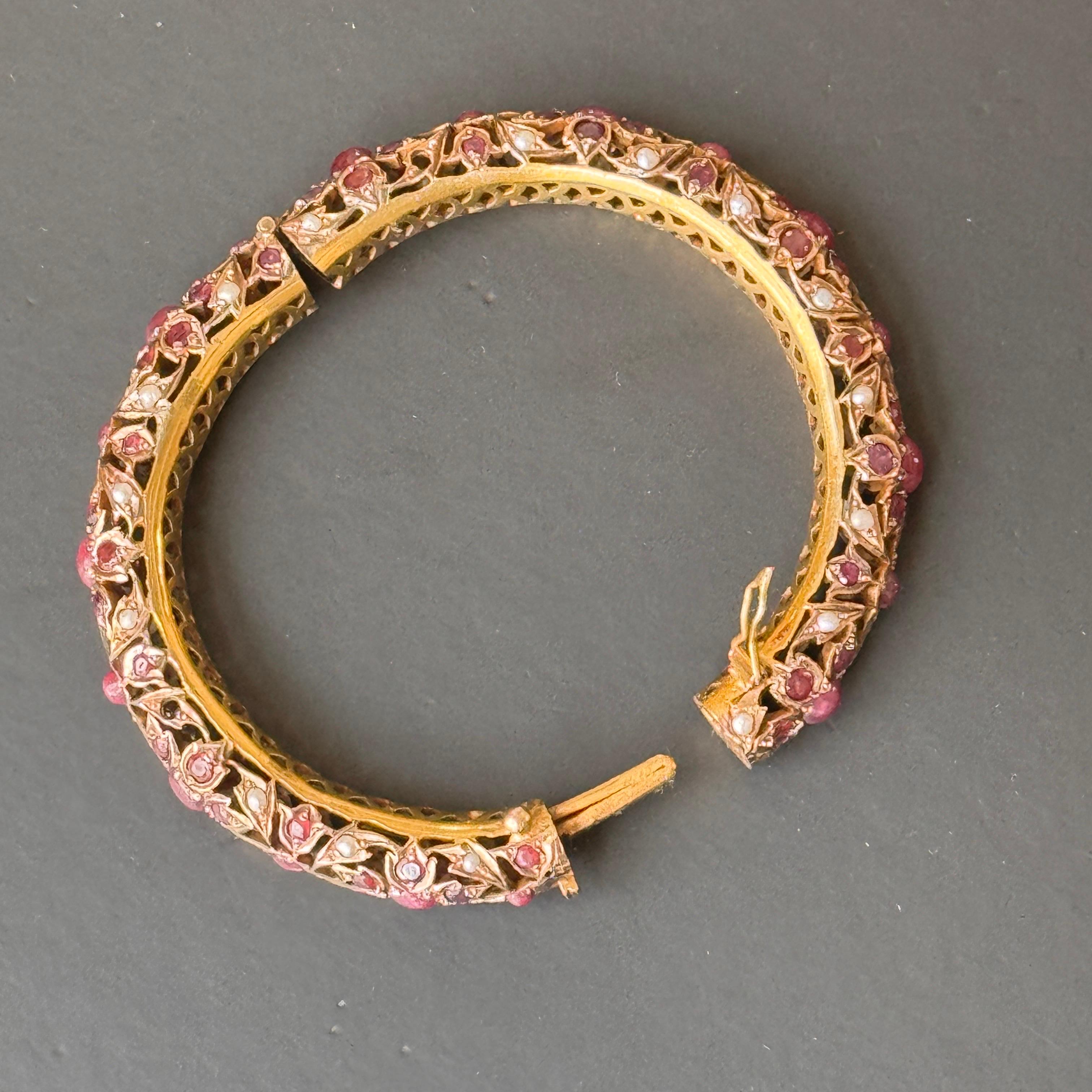 Vintage Mughal-Armreif mit Scharnier aus 6 Karat Gelbgold mit Rubinen und Perlen im Angebot 5