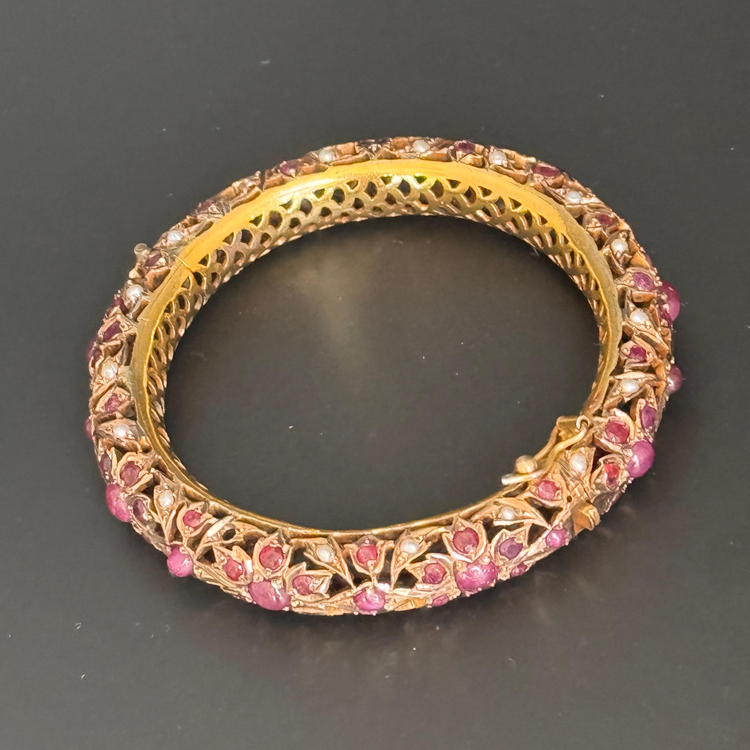 Vintage Mughal-Armreif mit Scharnier aus 6 Karat Gelbgold mit Rubinen und Perlen im Angebot 6