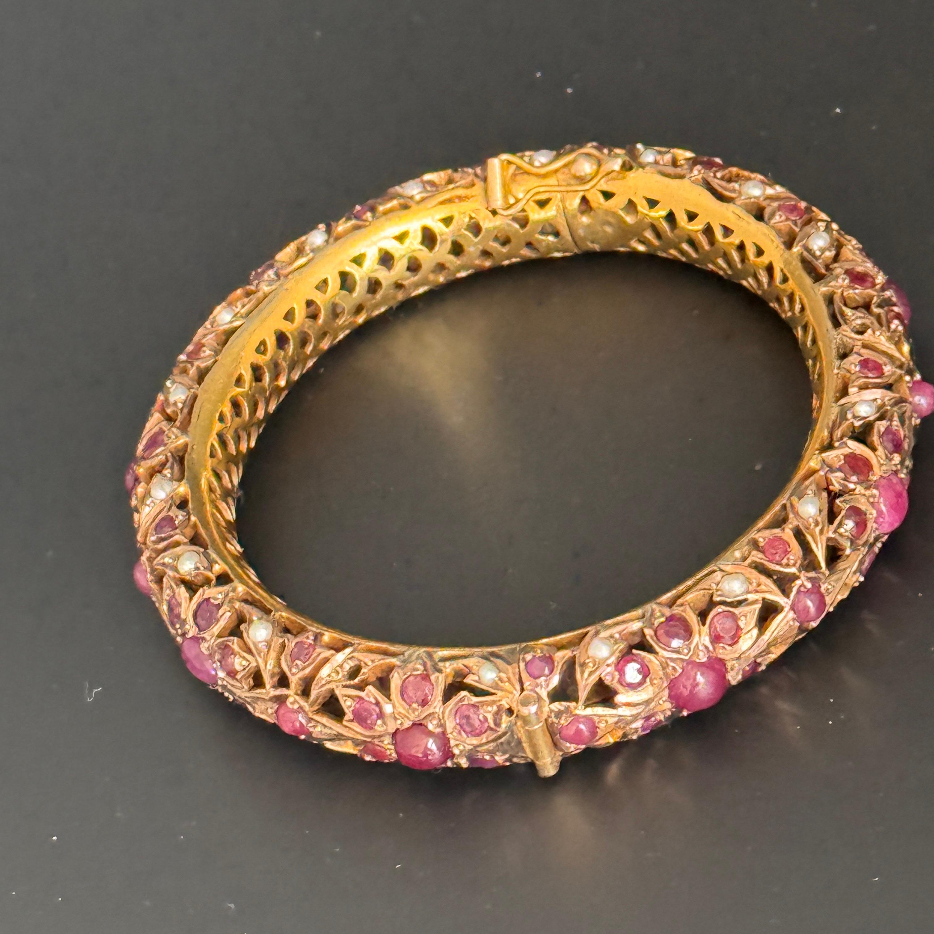 Vintage Mughal-Armreif mit Scharnier aus 6 Karat Gelbgold mit Rubinen und Perlen im Angebot 7