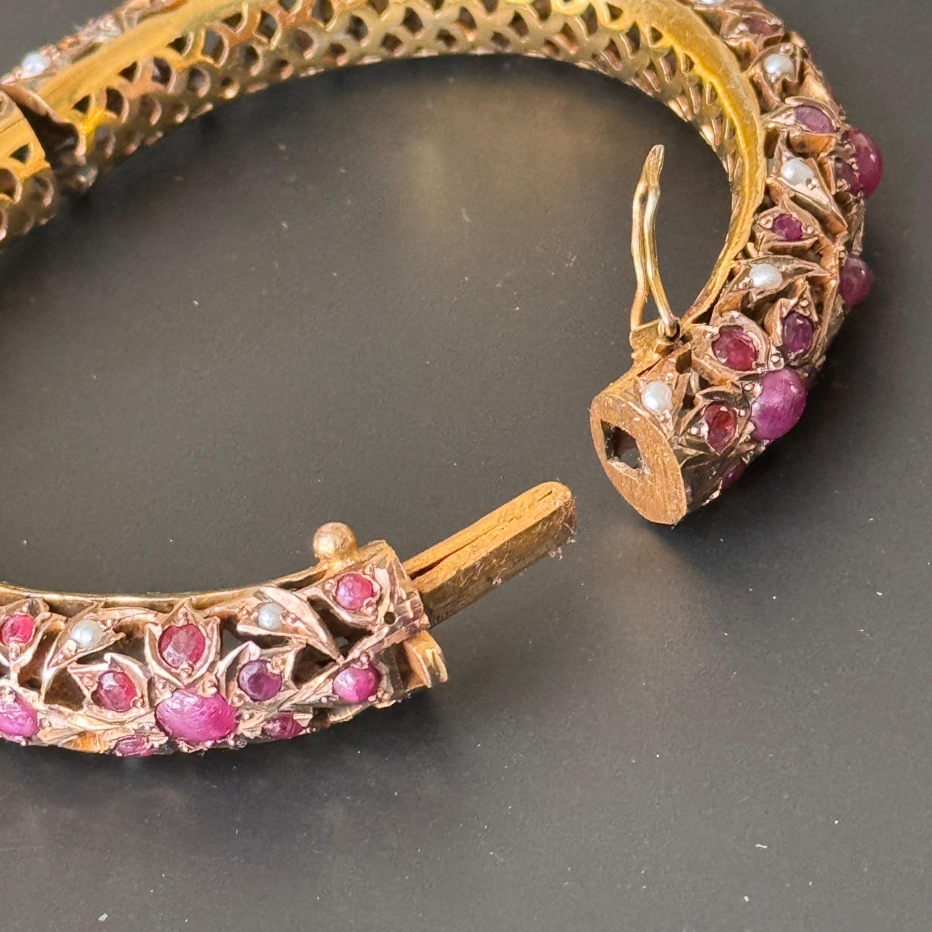 Vintage Mughal-Armreif mit Scharnier aus 6 Karat Gelbgold mit Rubinen und Perlen im Angebot 8