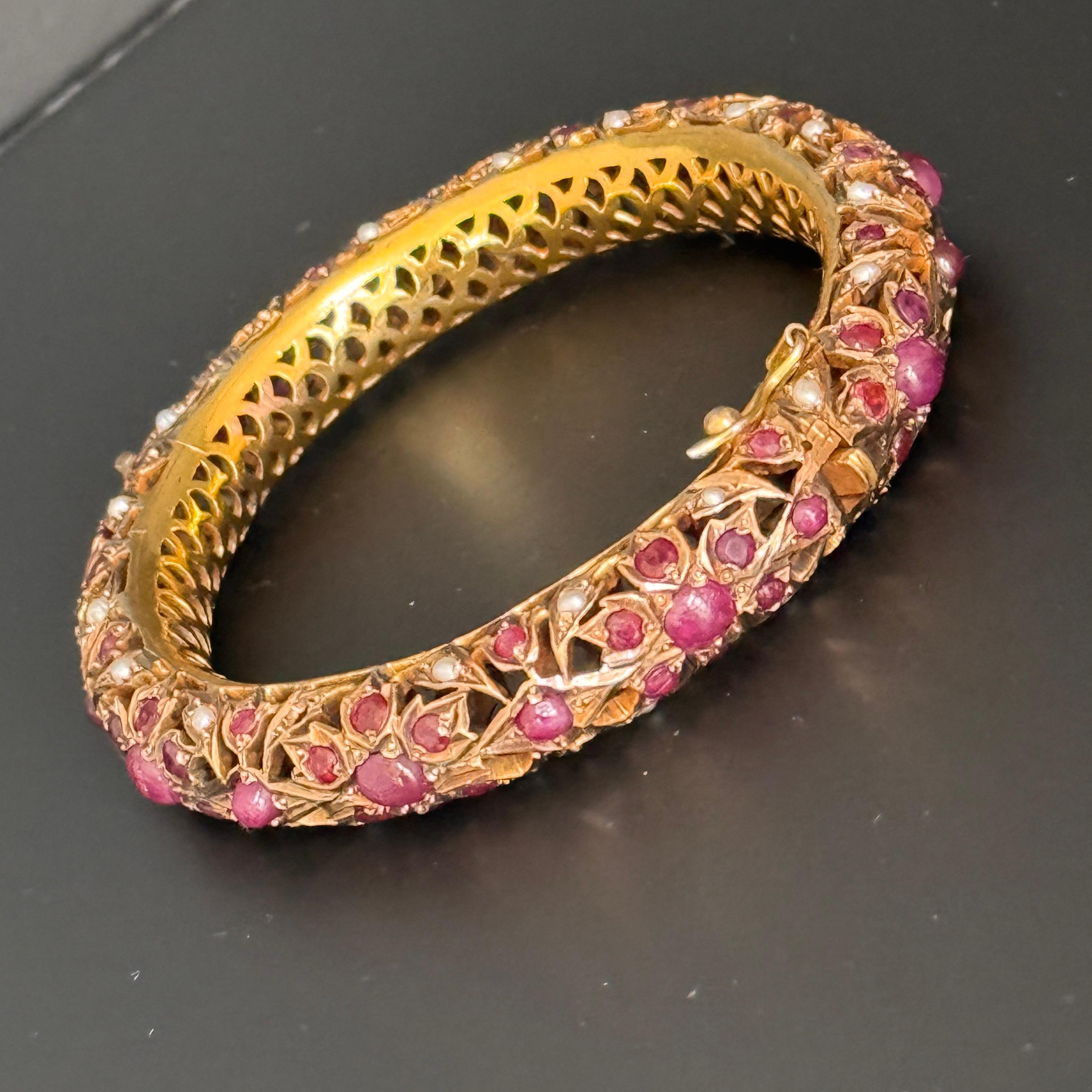 Vintage Mughal-Armreif mit Scharnier aus 6 Karat Gelbgold mit Rubinen und Perlen im Angebot 9