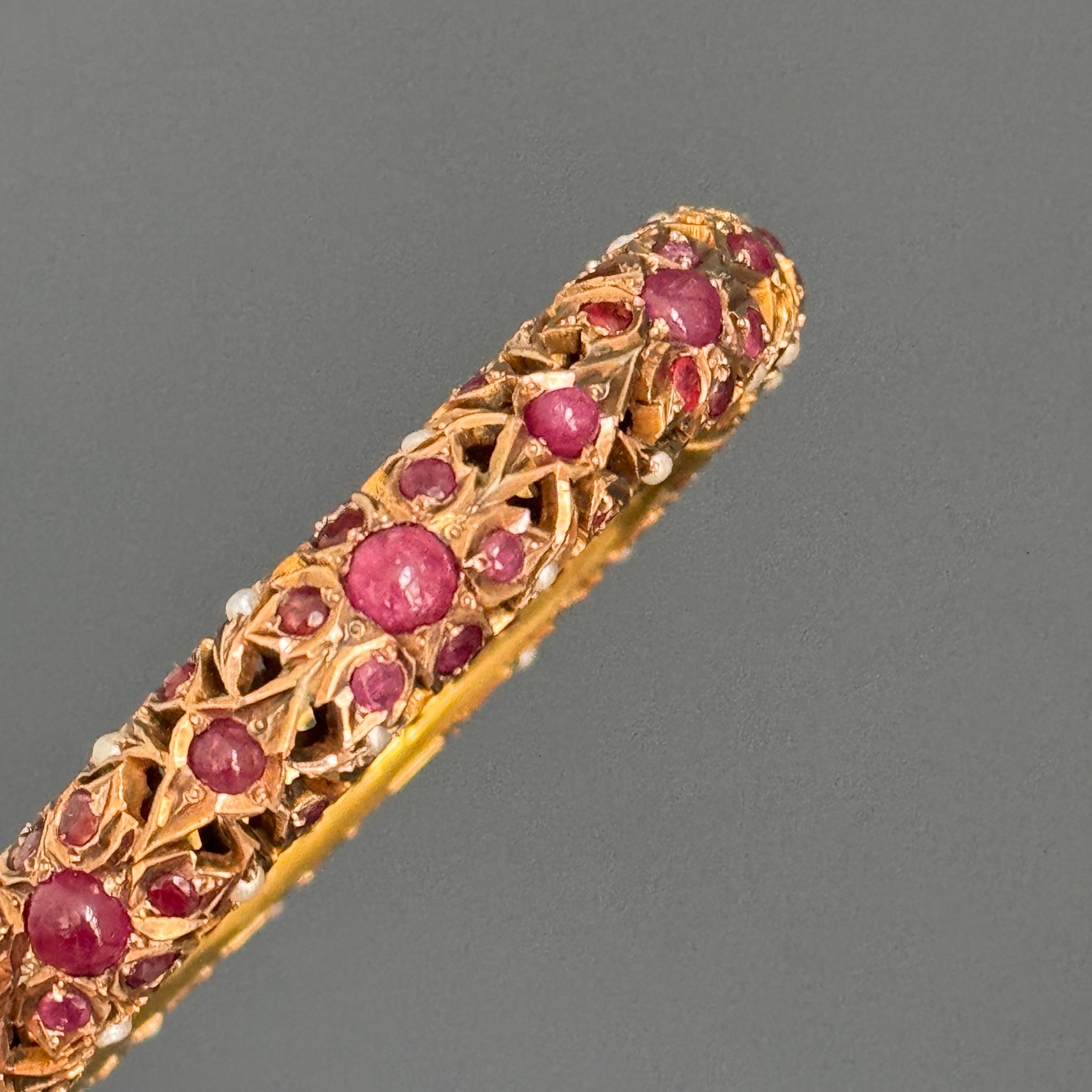 Vintage Mughal-Armreif mit Scharnier aus 6 Karat Gelbgold mit Rubinen und Perlen im Angebot 10